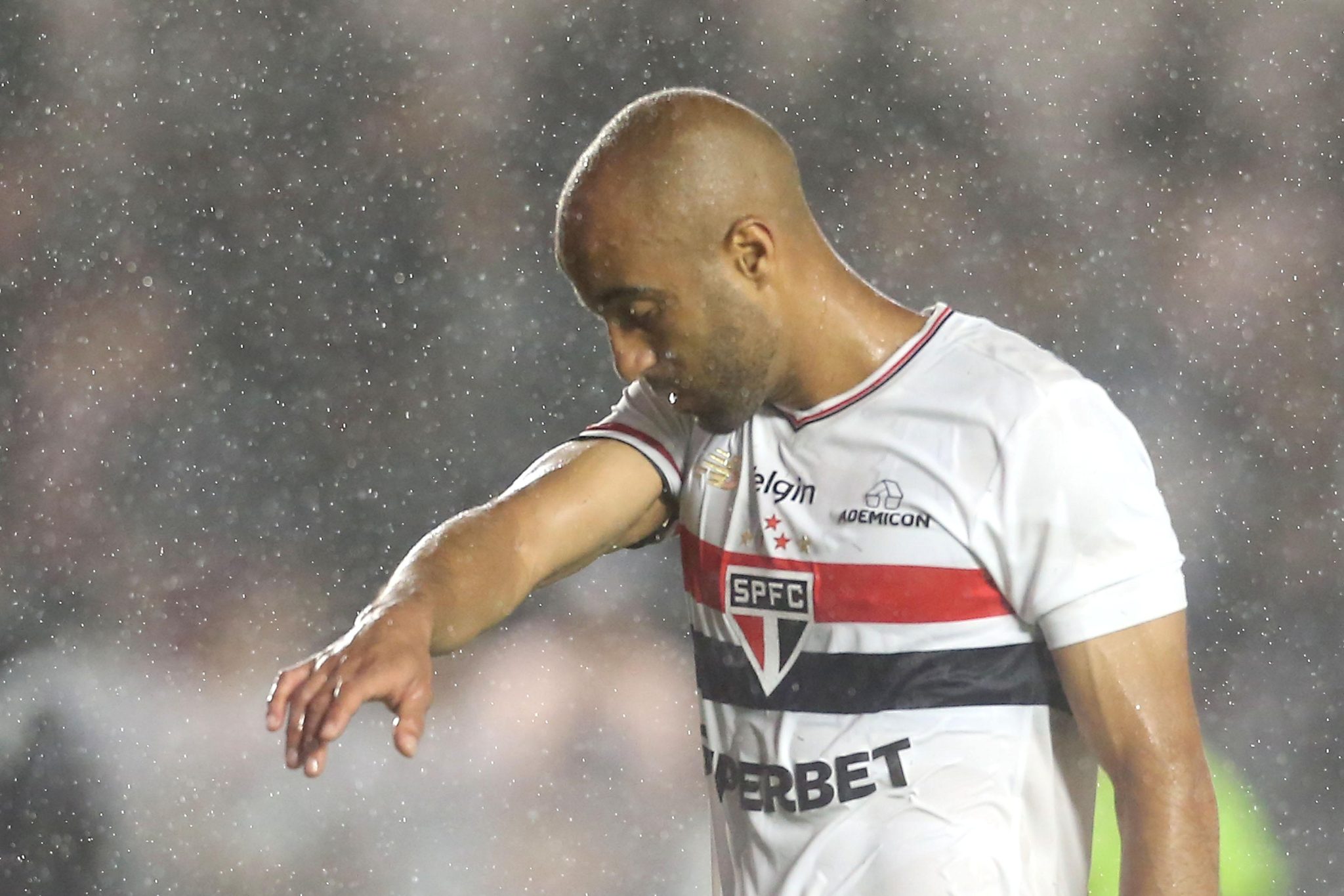 S&atilde;o Paulo paga pre&ccedil;o por decis&otilde;es da diretoria e se complica em objetivo