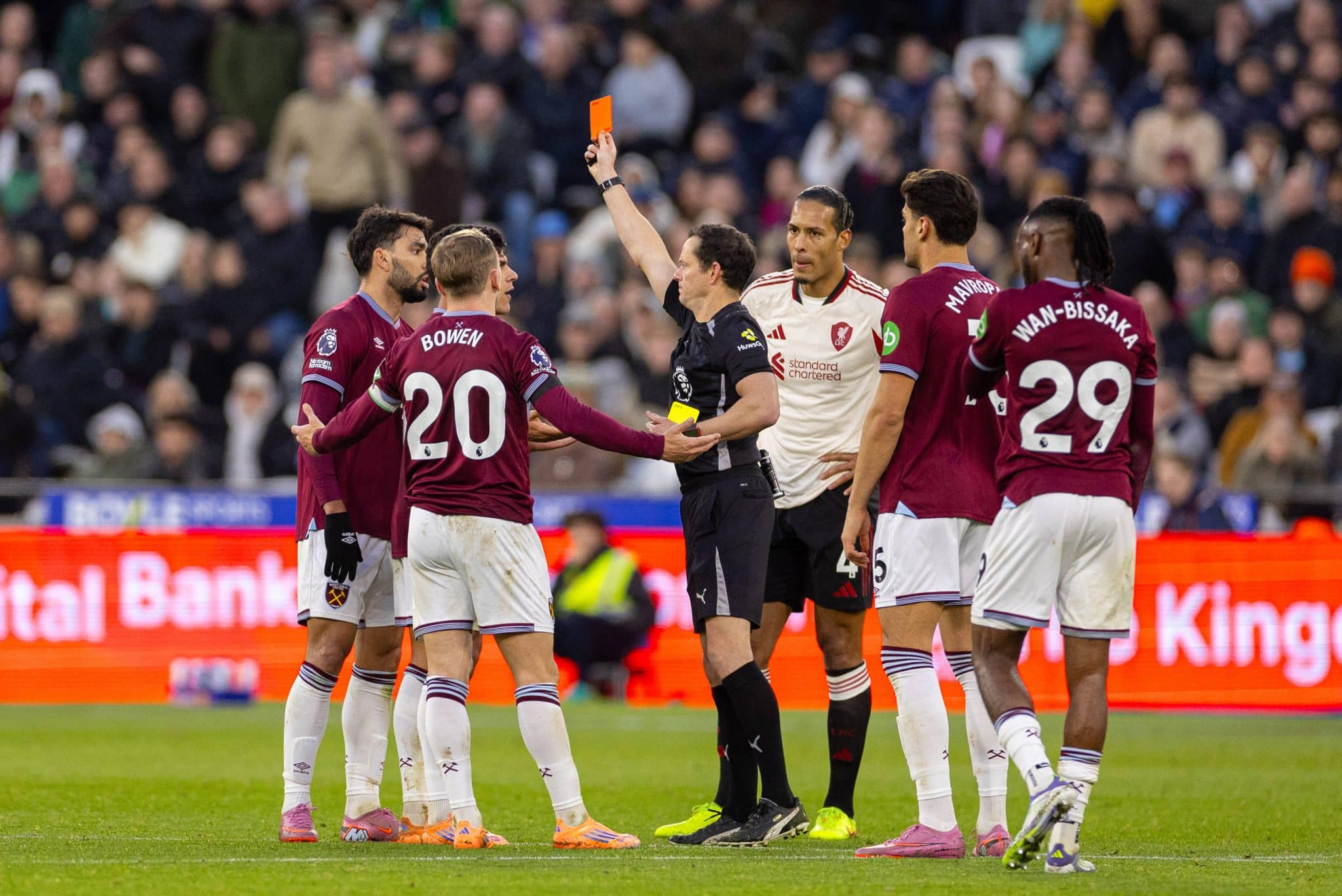 Lucas Paquet&aacute; foi expulso por reclama&ccedil;&atilde;o em West Ham x Liverpool (Foto: Imago)