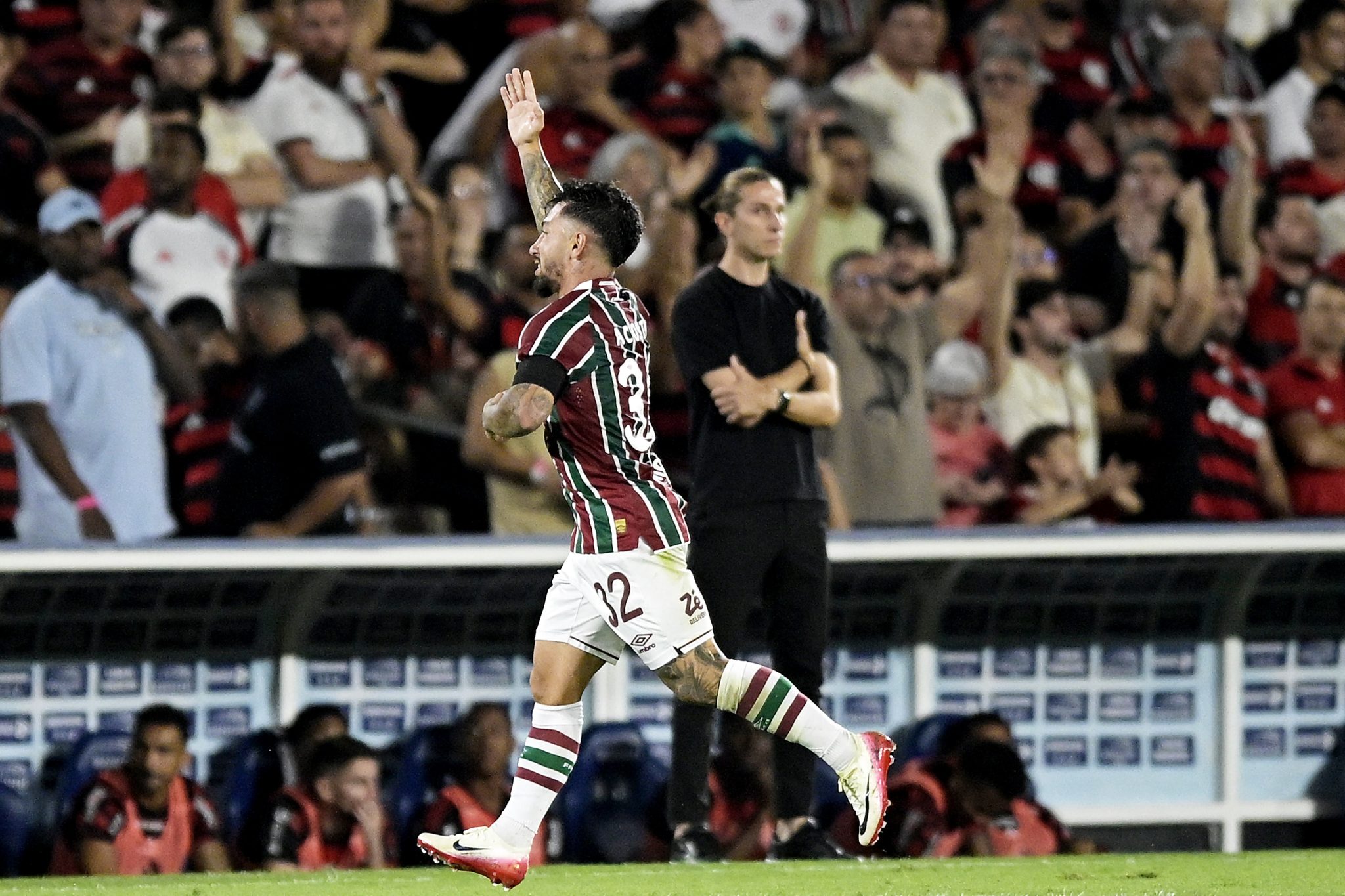 Flamengo inexplic&aacute;vel, Fluminense impec&aacute;vel: Cl&aacute;ssico carioca mant&eacute;m Brasileir&atilde;o aberto