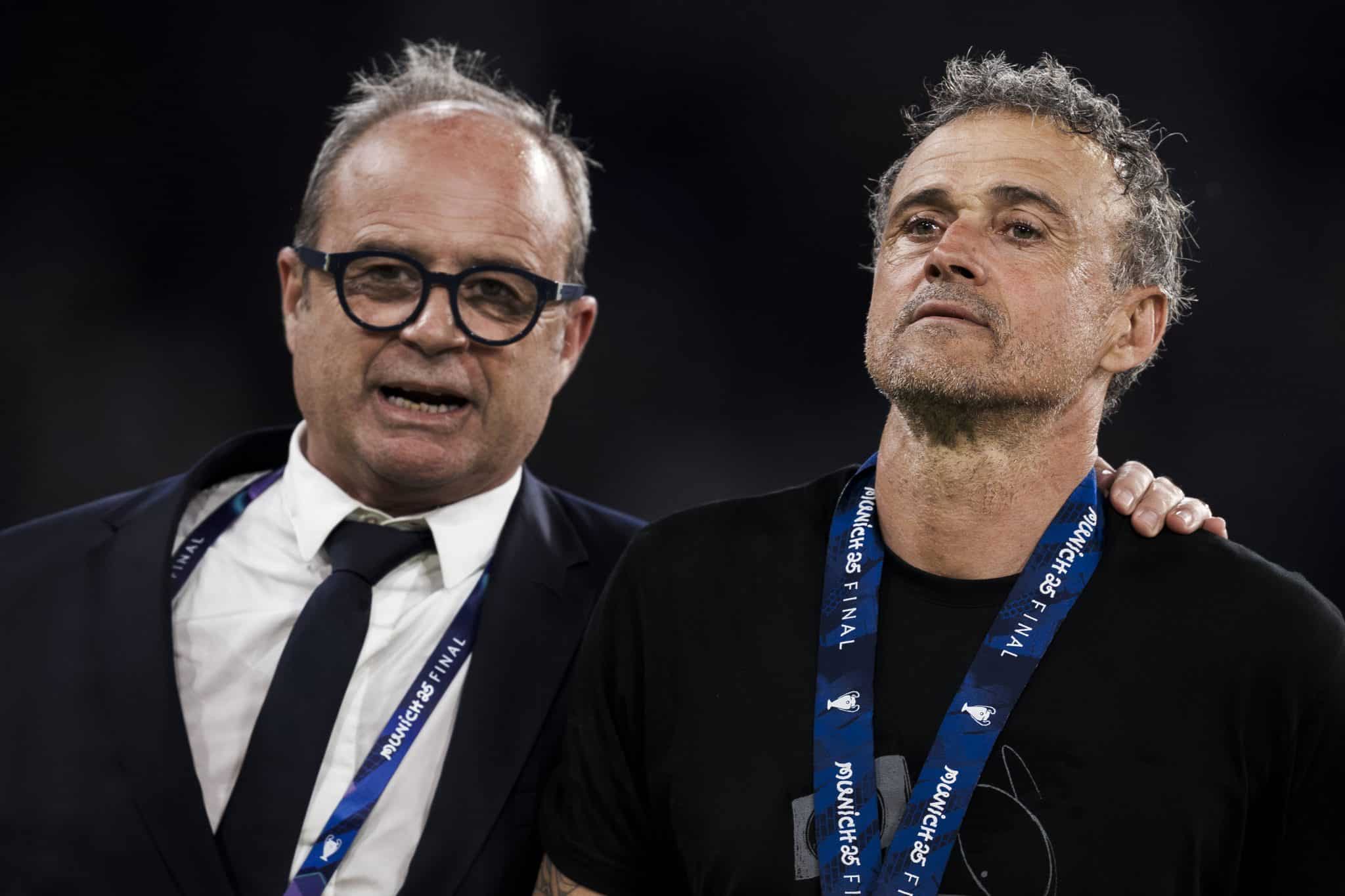 T&eacute;cnico Luis Enrique e conselheiro esportivo Lu&iacute;s Campos, do PSG (Foto: IMAGO / ZUMA Press Wire)