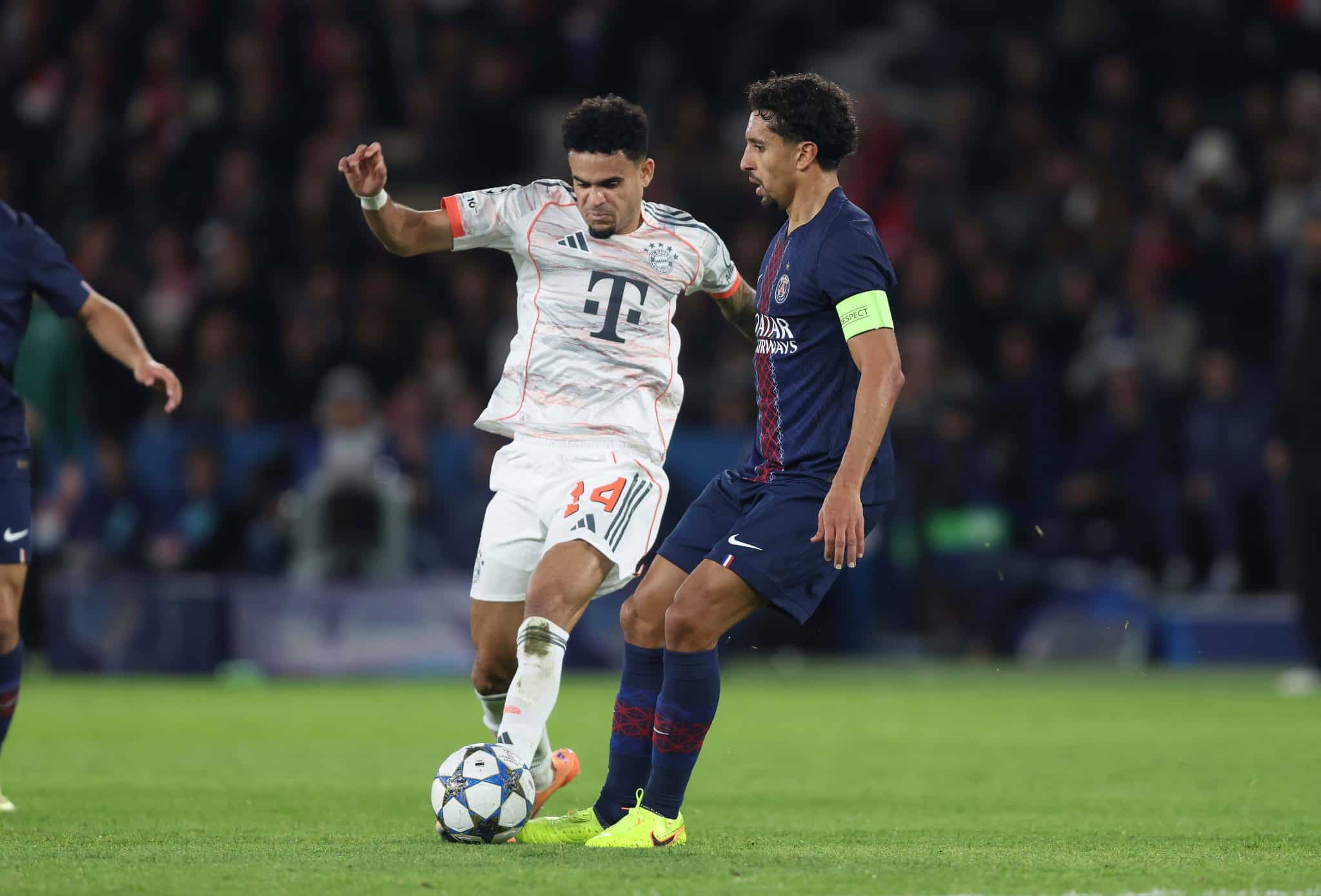 Luis D&iacute;az rouba a bola de Marquinhos antes do segundo gol