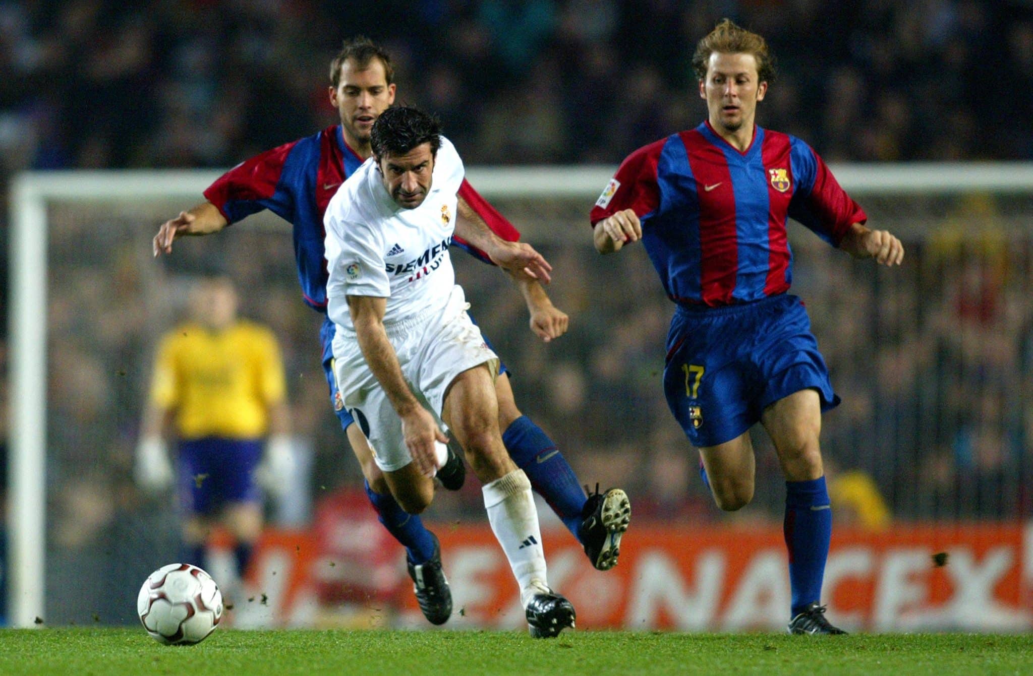 Figo em a&ccedil;&atilde;o durante El Cl&aacute;sico no Camp Nou