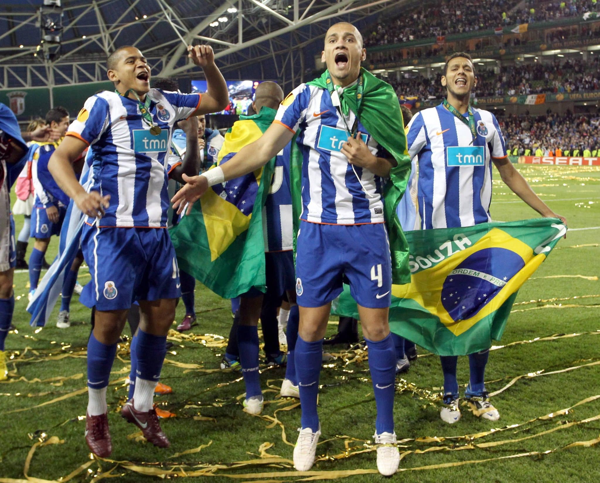 Maicon comemora conquista da Liga Europa 