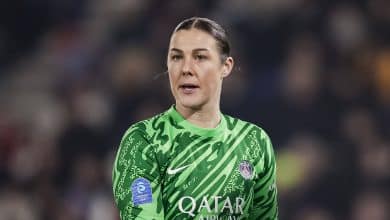 &lsquo;Desrespeitoso&rsquo;: Biografia pol&ecirc;mica coloca fogo no futebol feminino ingl&ecirc;s