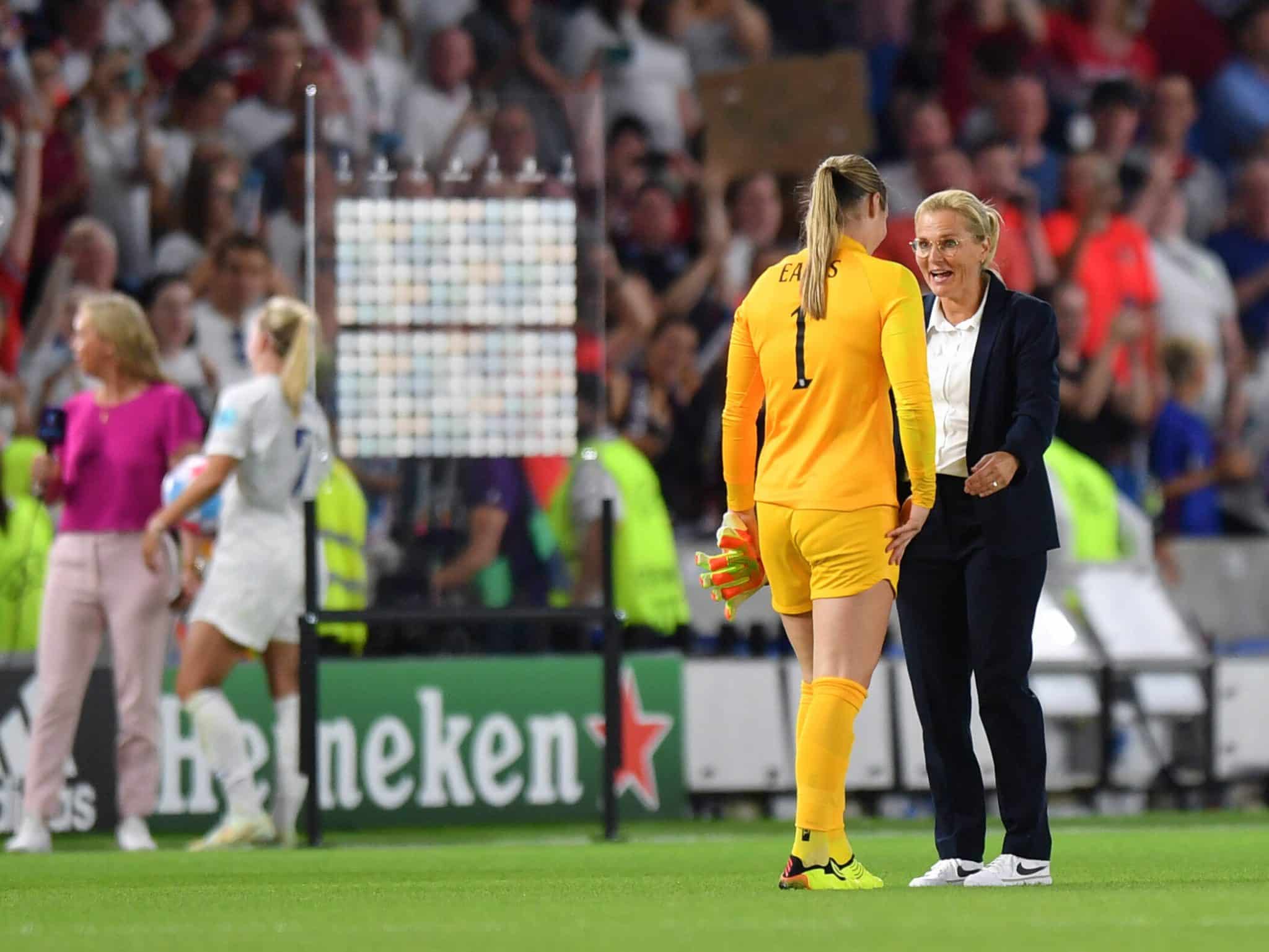 Mary Earps e Sarina Wiegman ap&oacute;s conquista da Eurocopa em 2022 (Foto: IMAGO / Colorsport)