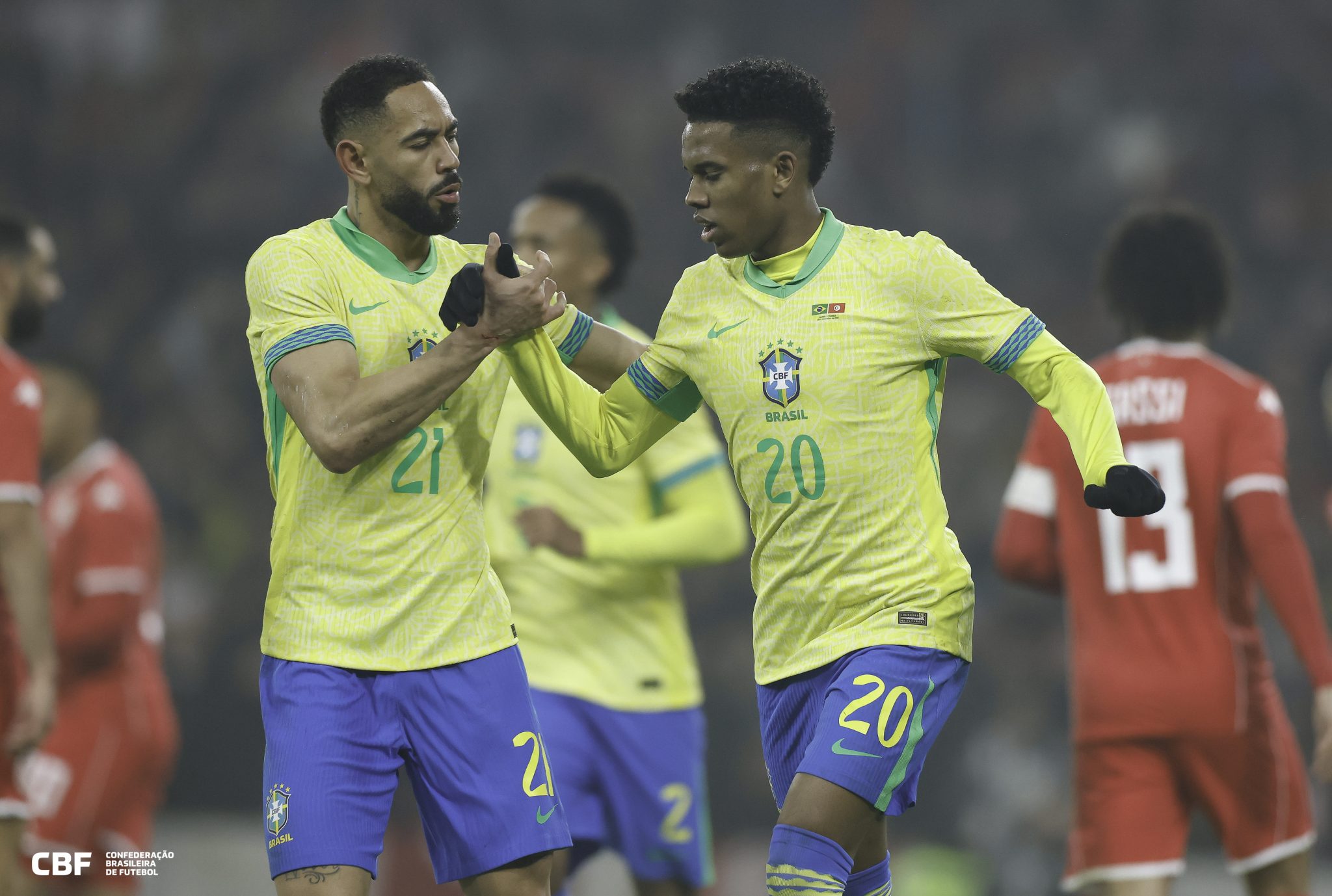Matheus Cunha e Est&ecirc;v&atilde;o comemoram gol da sele&ccedil;&atilde;o brasileira