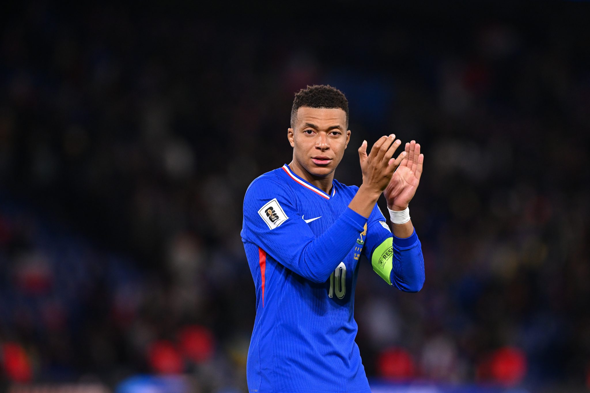 Mbapp&eacute; agradece torcedores ap&oacute;s classifica&ccedil;&atilde;o (Foto: Iconsport)