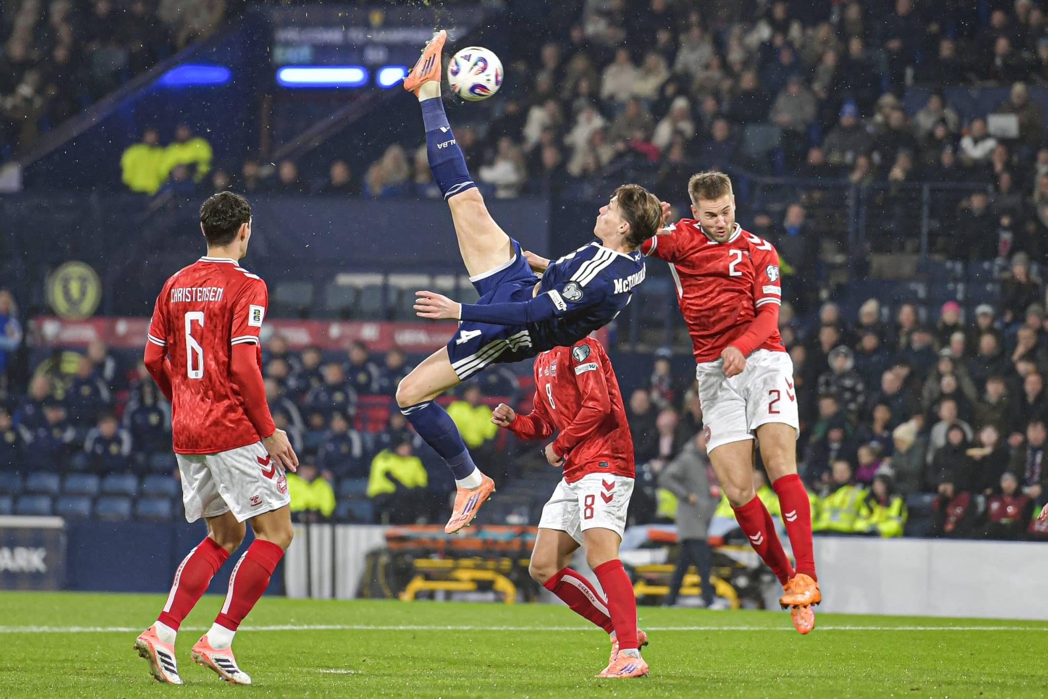 McTominay fez gol de bicicleta para abrir o placar (Foto: Imago)