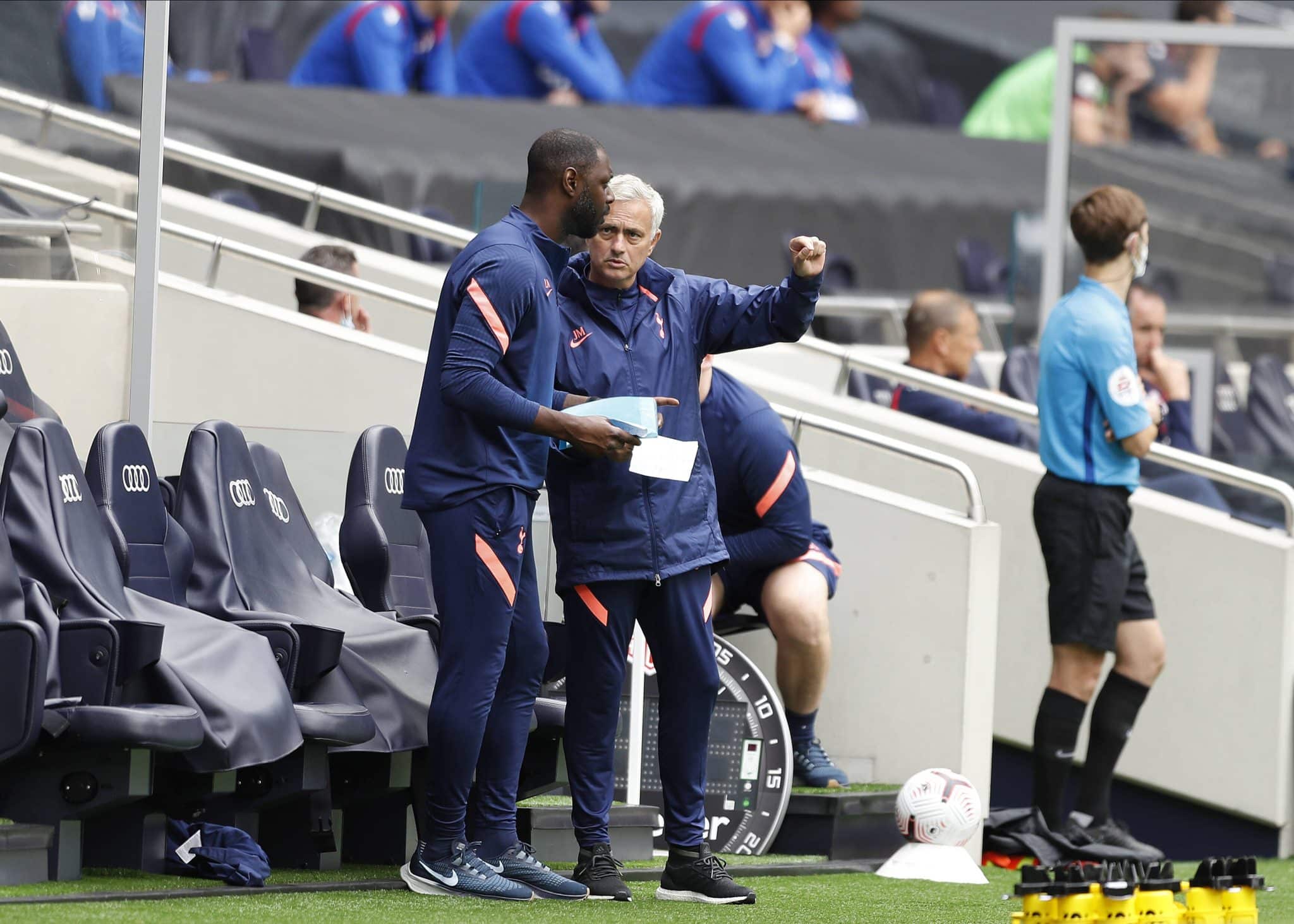 Jos&eacute; Mourinho e Ledley King durante jogo do Tottenham 