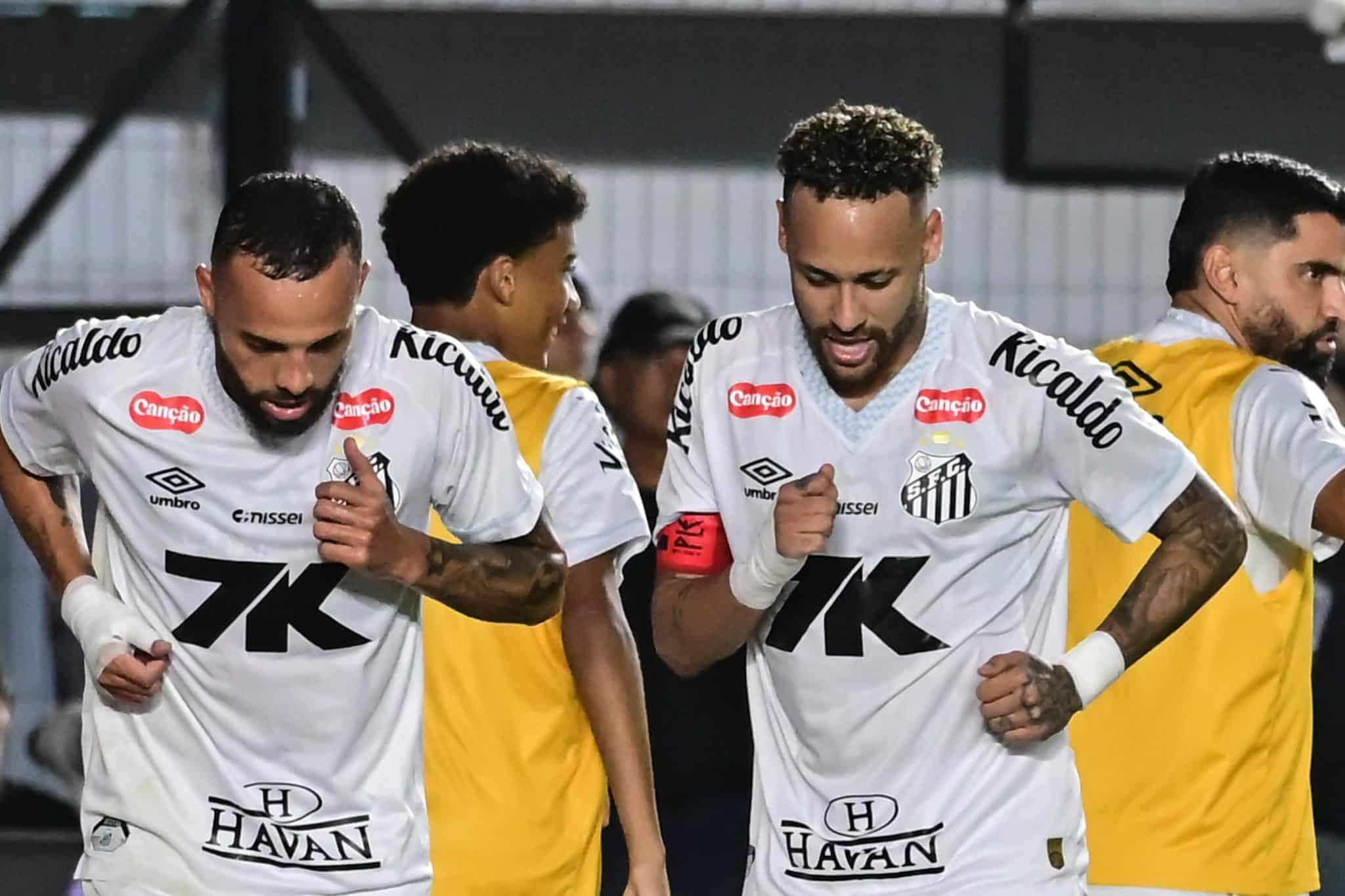 Guilherme e Neymar celebram gol do Santos