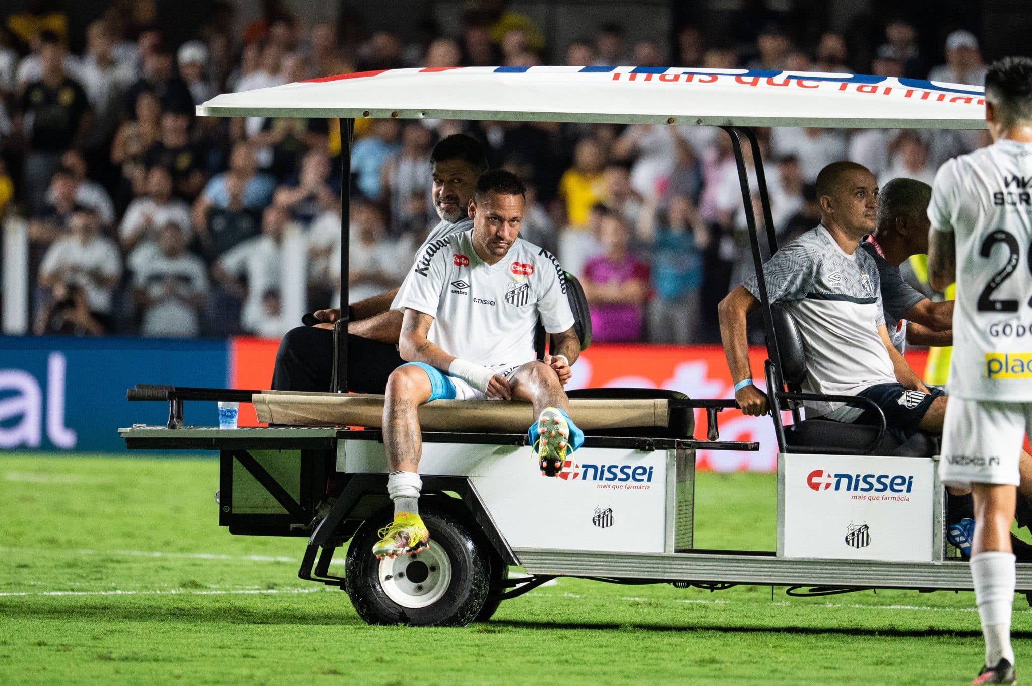 Neymar sai de campo lesionado durante jogo do Santos