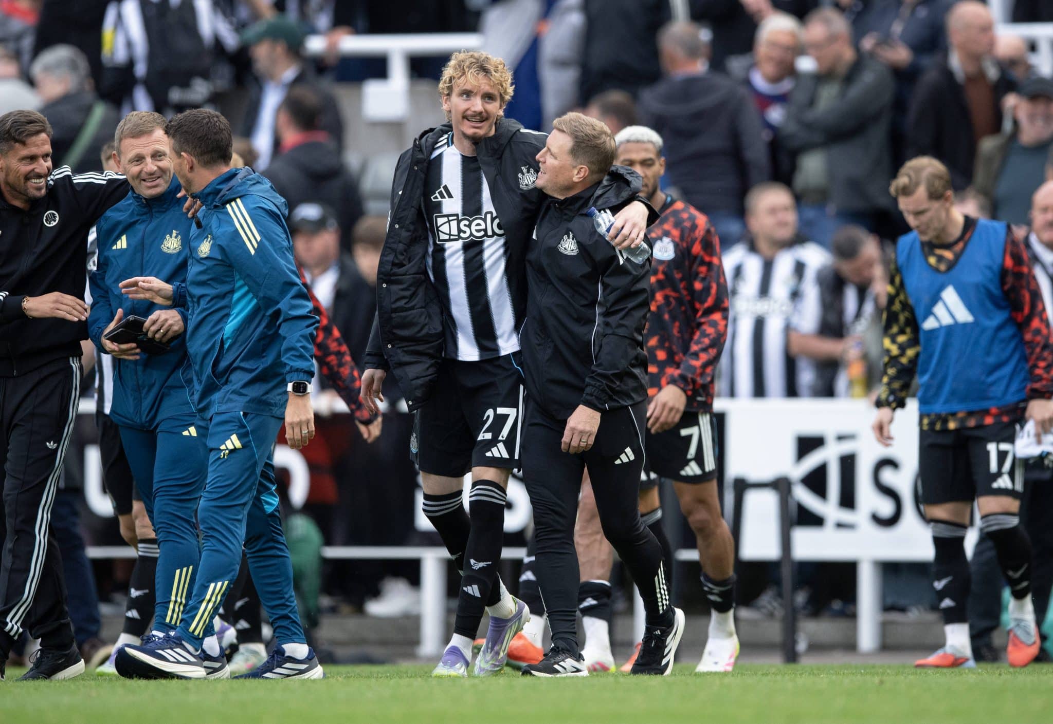 Woltemade e Howe pelo Newcastle (Foto: Imago)