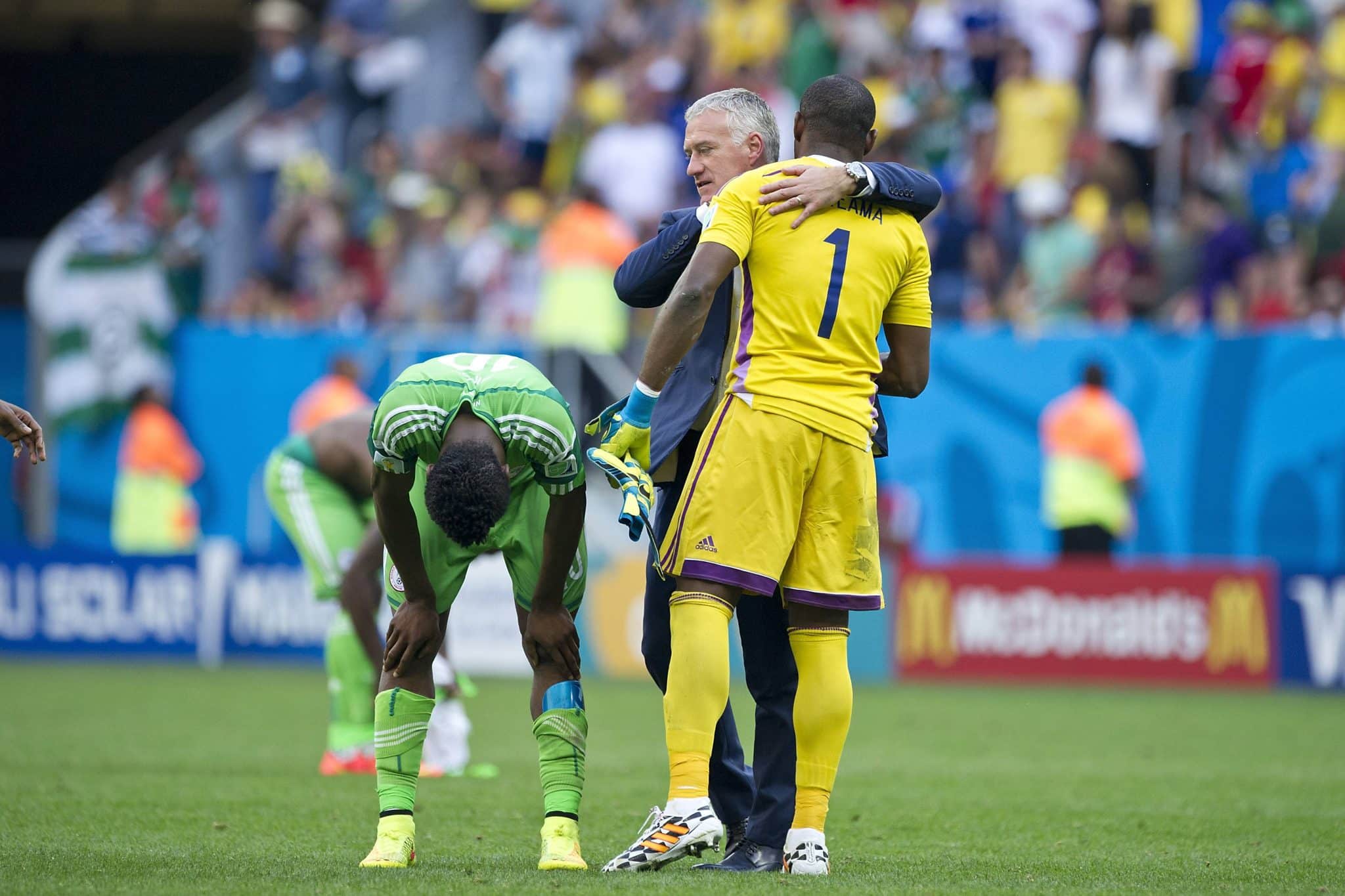 Jogadores da Nig&eacute;ria s&atilde;o consolados por
Didier Deschamps ap&oacute;s elimina&ccedil;&atilde;o em 2014 (Foto: Imago)