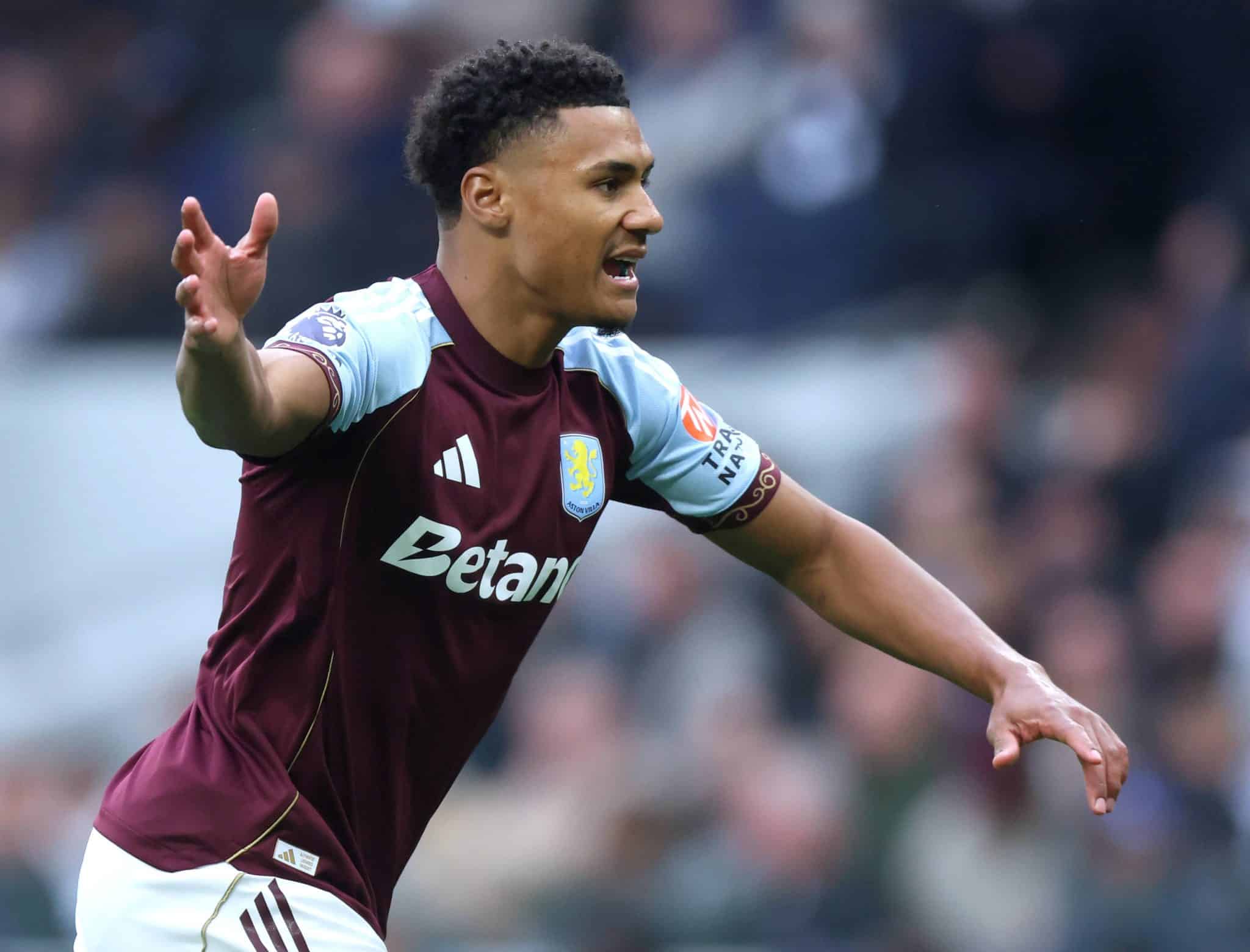 Ollie Watkins em a&ccedil;&atilde;o pelo Aston Villa
