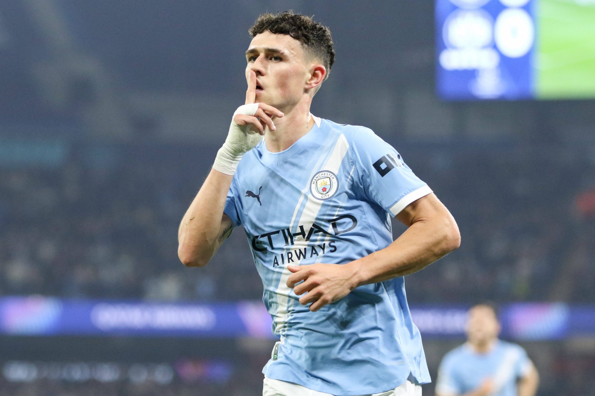 Foden celebra gol pelo City