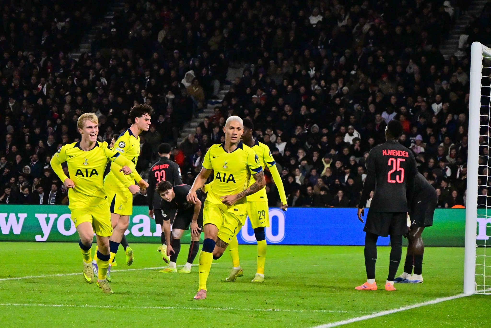Protagonismo de Richarlison aparece, mas PSG castiga Tottenham com jogador de &lsquo;outro n&iacute;vel&rsquo;
