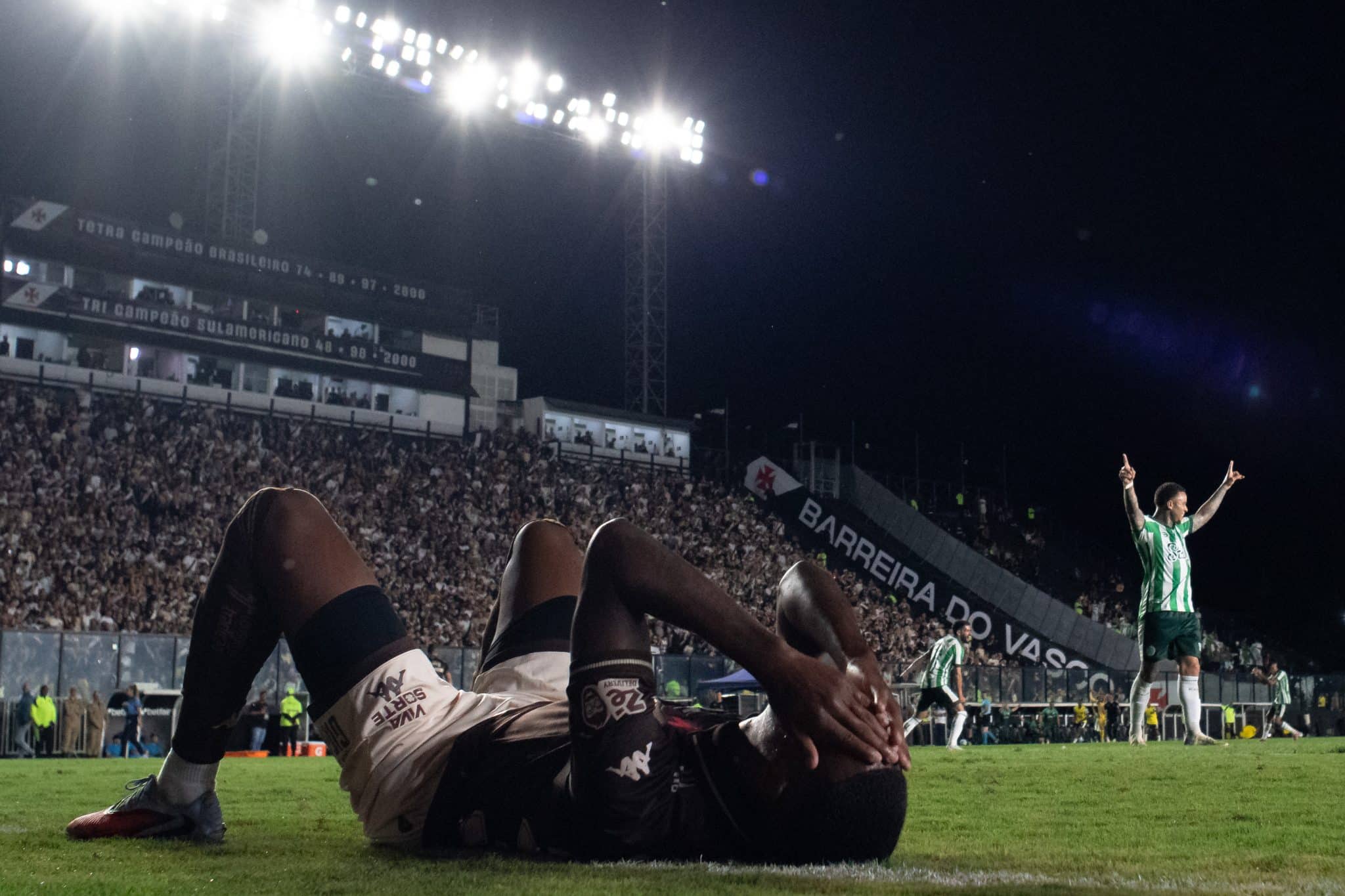 Robert Renan se lamenta durante derrota do Vasco para o Juventude