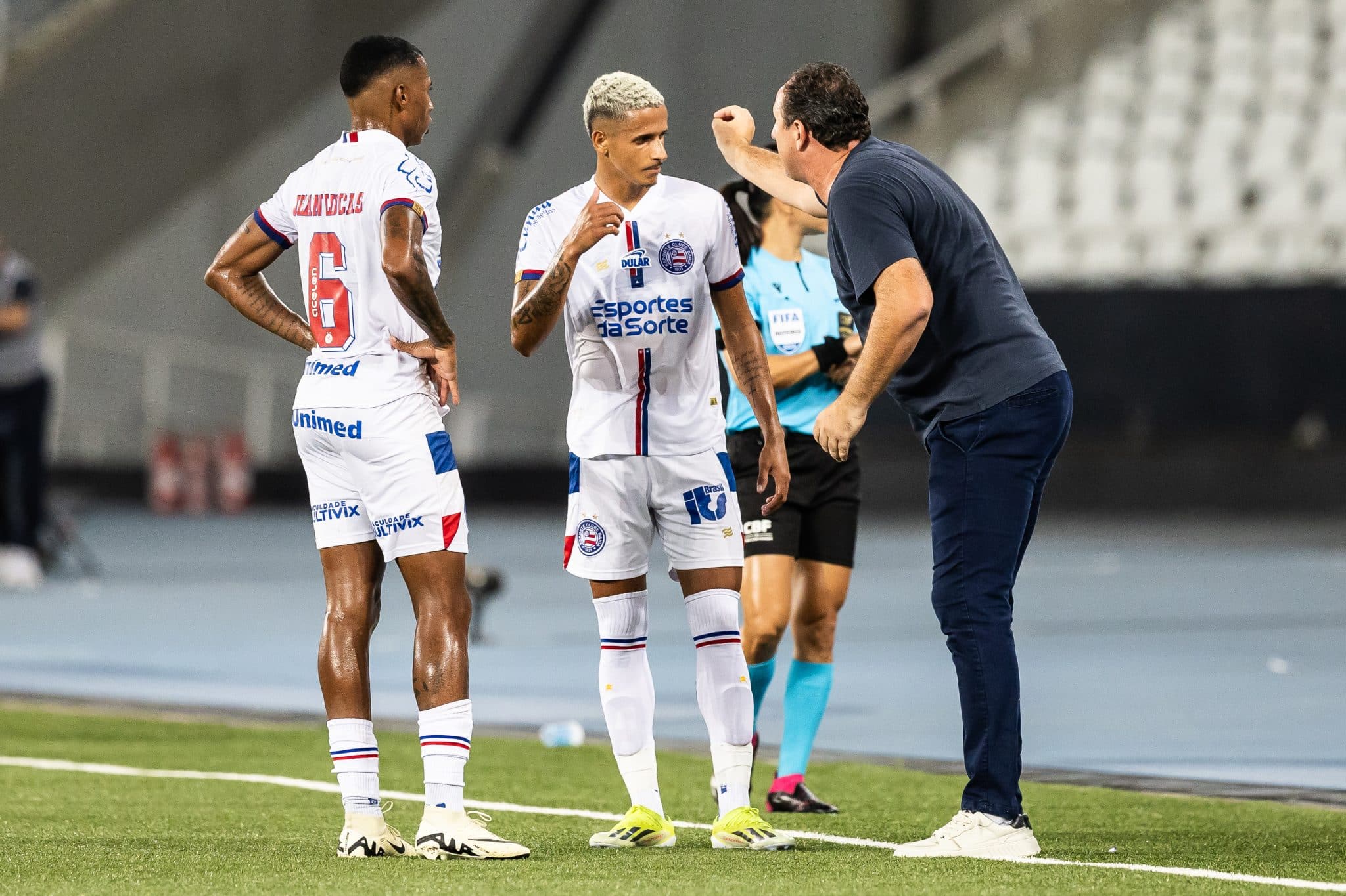 Rog&eacute;rio Ceni d&aacute; instru&ccedil;&otilde;es a Luciano Juba e Jean Lucas em jogo do Bahia