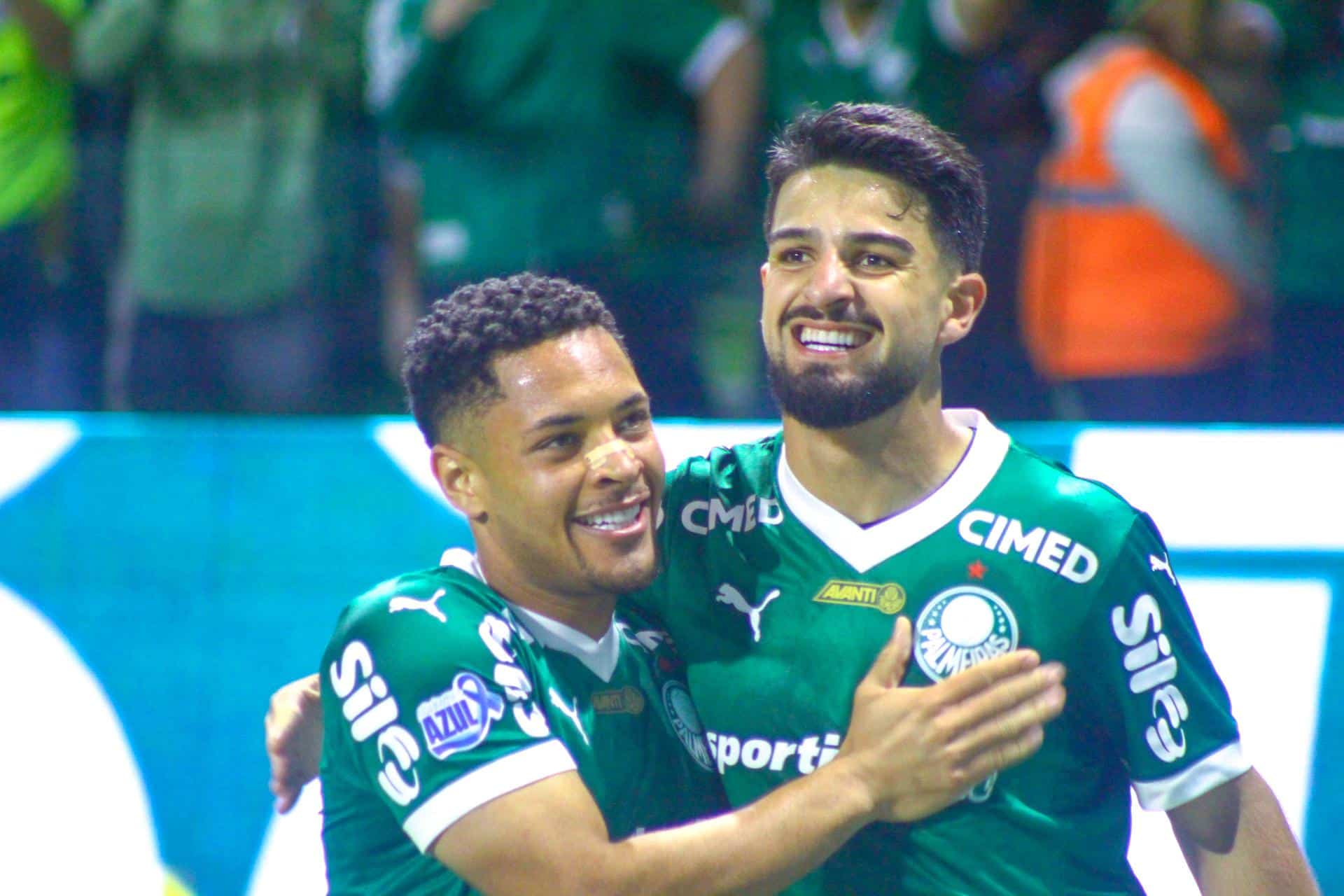 Dupla resolve de novo para um Palmeiras ainda mais l&iacute;der contra o Santos
