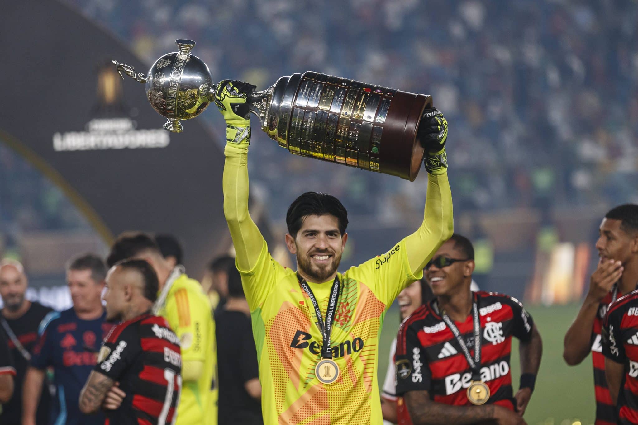 Rossi ergue a Copa Libertadores