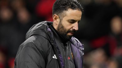 Nem expuls&atilde;o bizarra e freguesia hist&oacute;rica evitam derrota do United em data simb&oacute;lica para Amorim