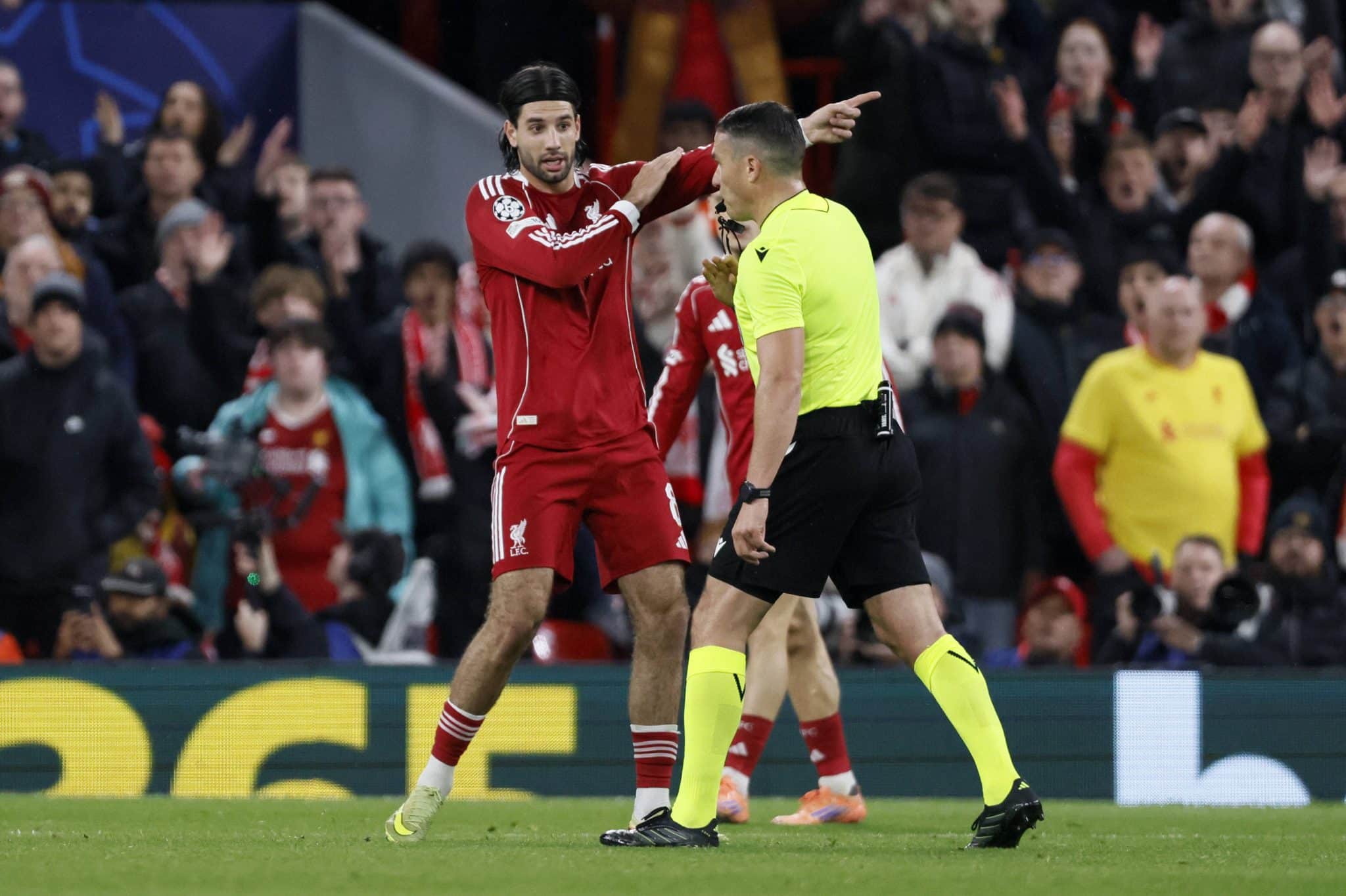 Szoboszlai reclama com &aacute;rbitro