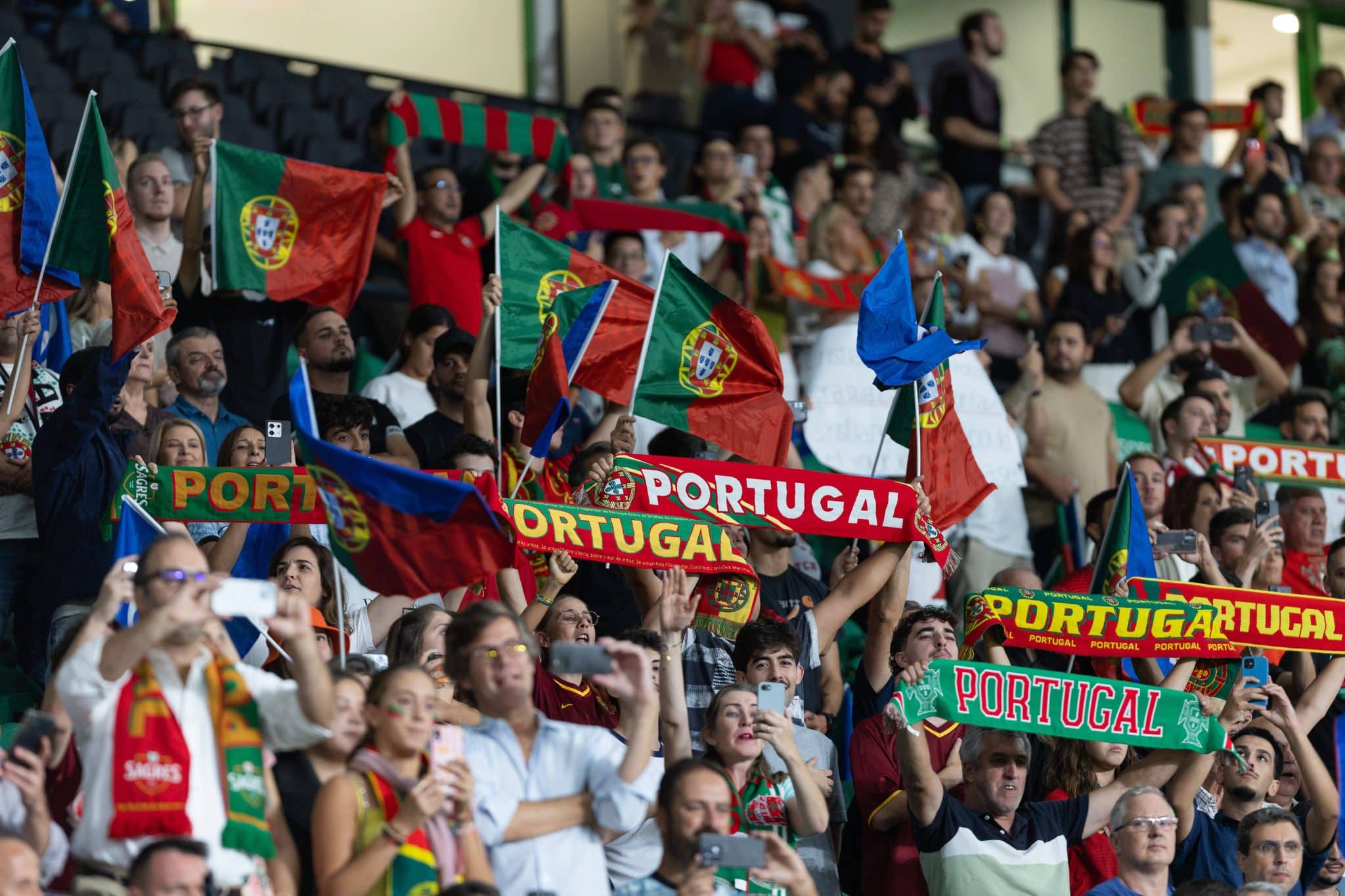 Torcida de Portugal em jogo da sele&ccedil;&atilde;o