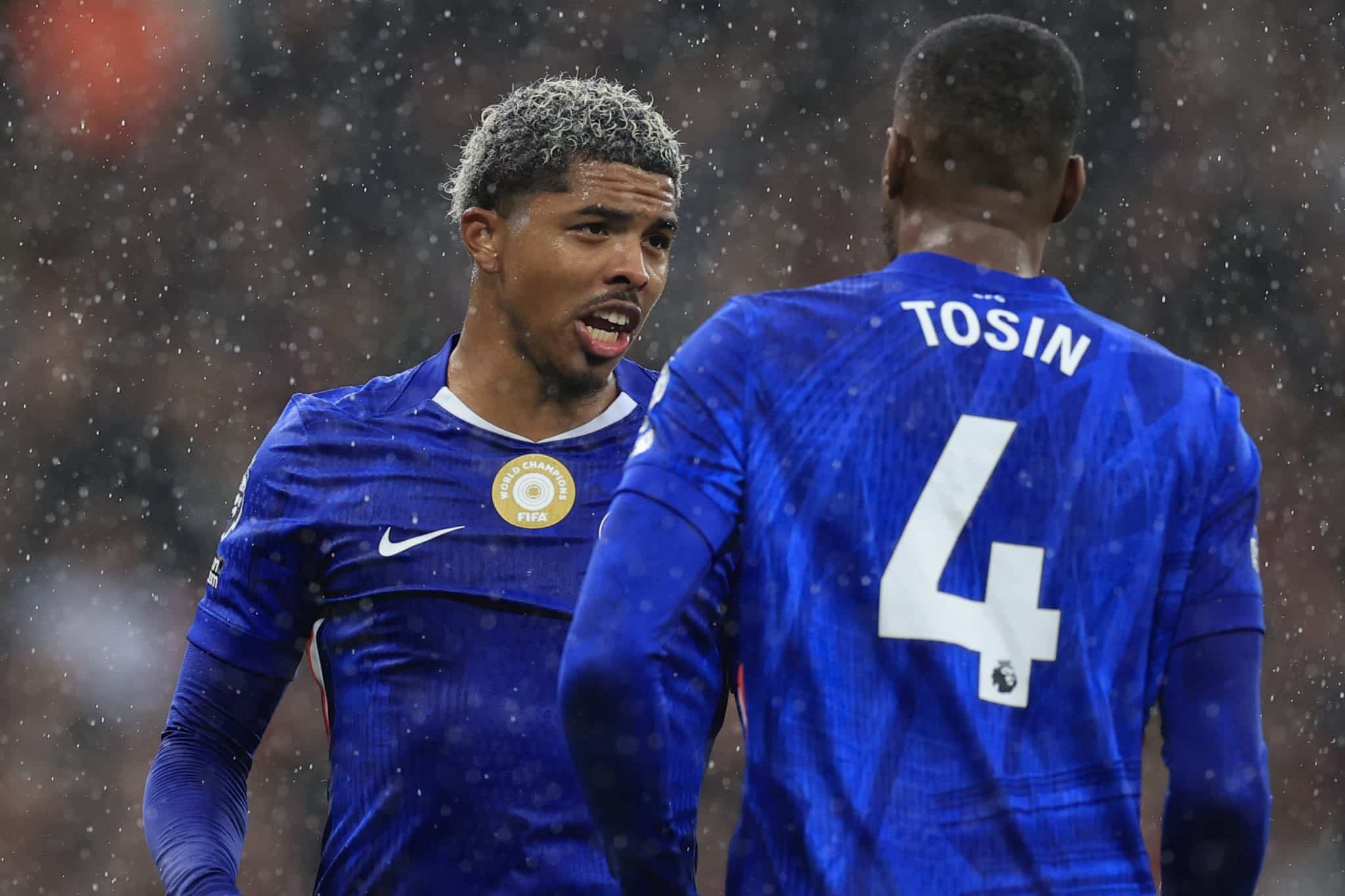 Tosin Adarabioyo e Wesley Fofana durante jogo do Chelsea