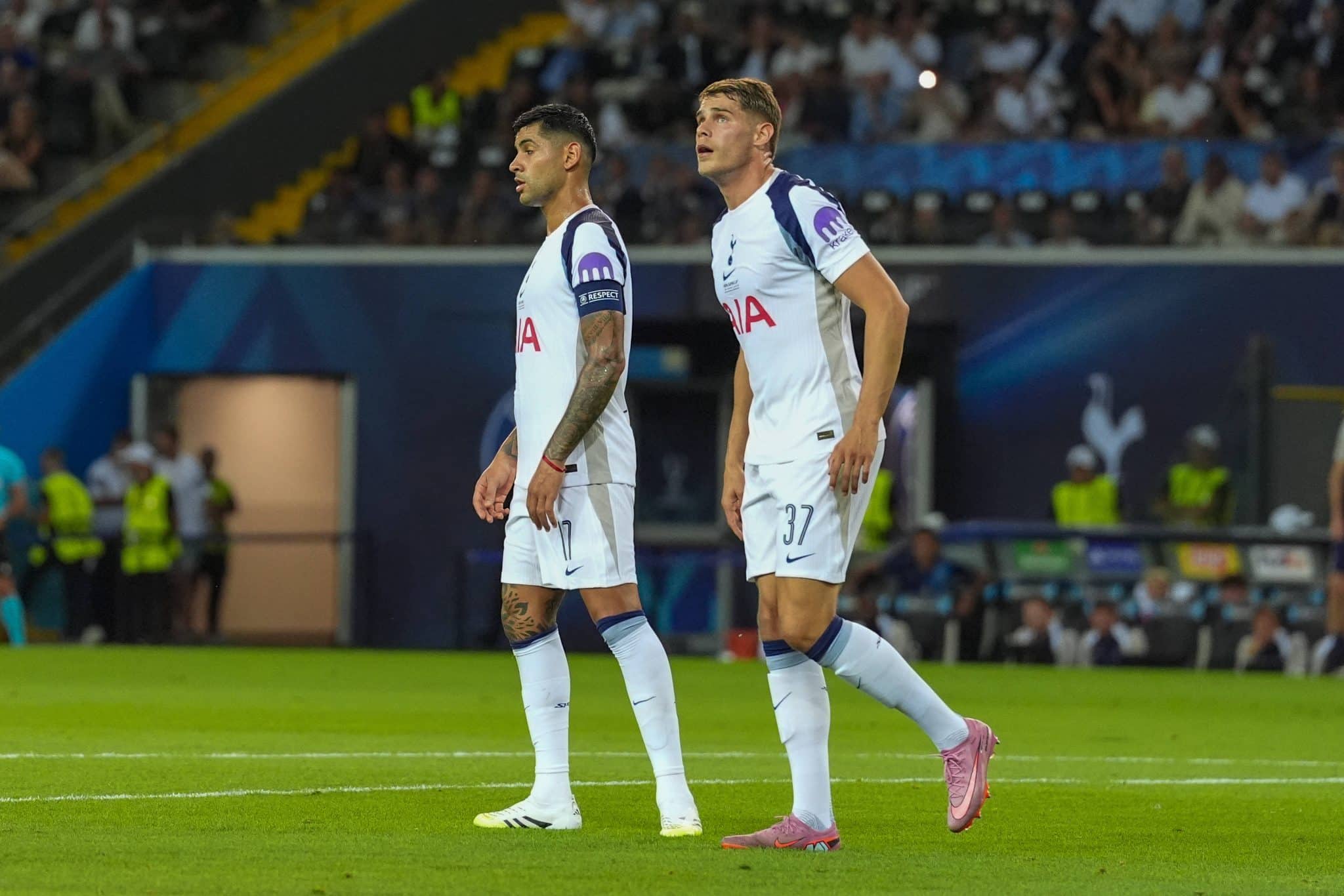 Romero e Van de Ven em a&ccedil;&atilde;o pelo Tottenham 