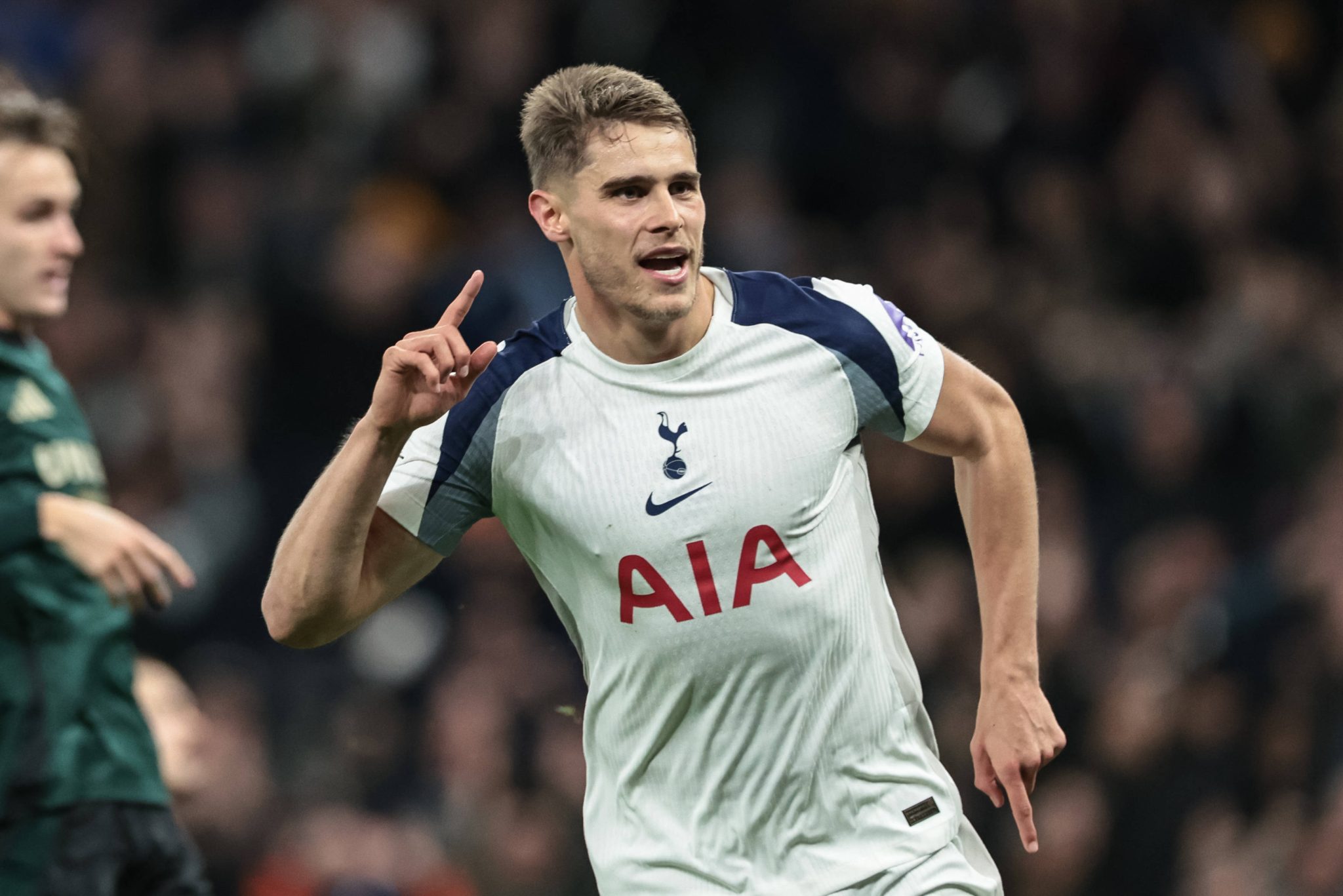 Van de Ven comemora gol do Tottenham