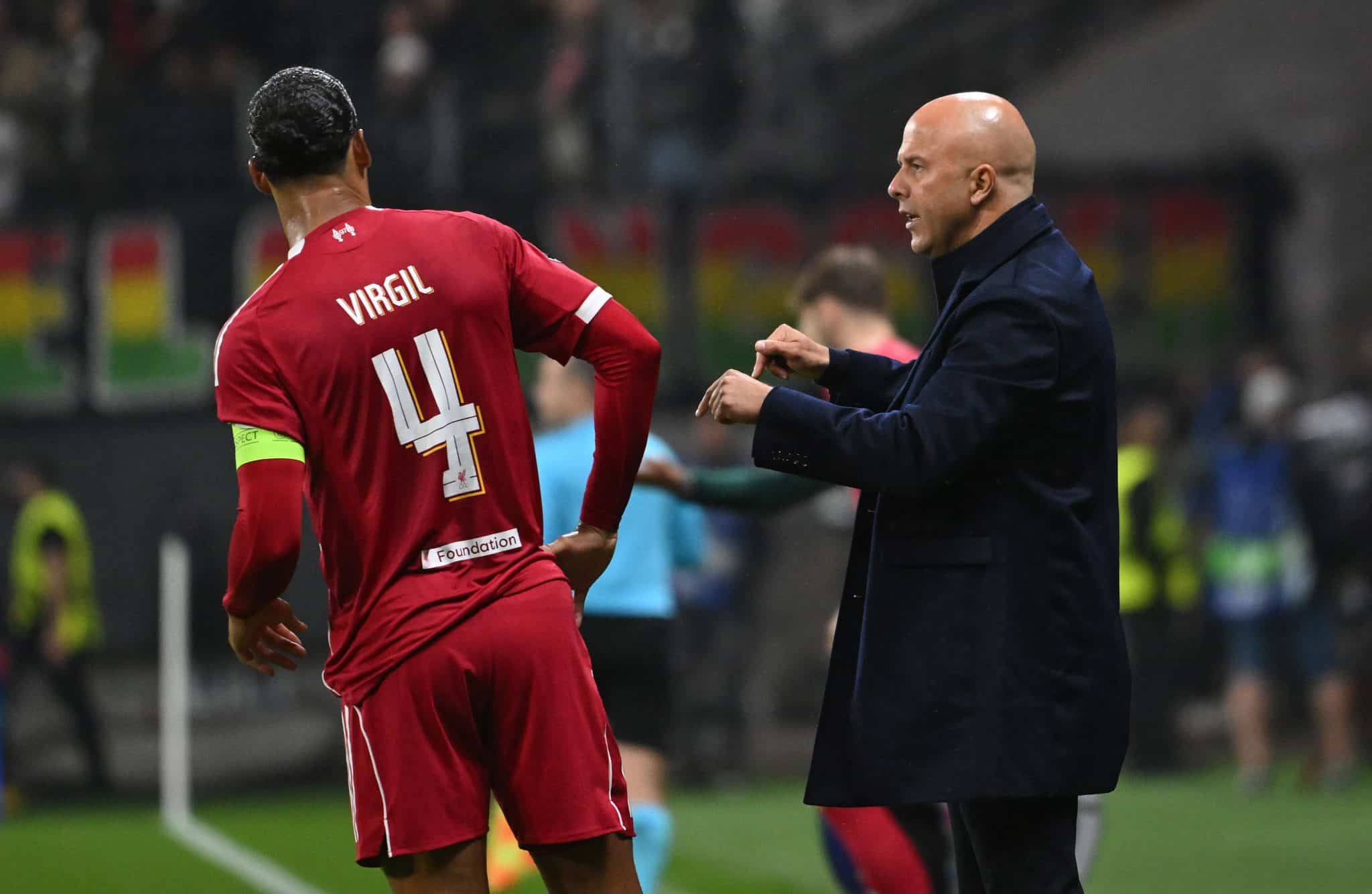 Van Dijk e Arne Slot em jogo do Liverpool