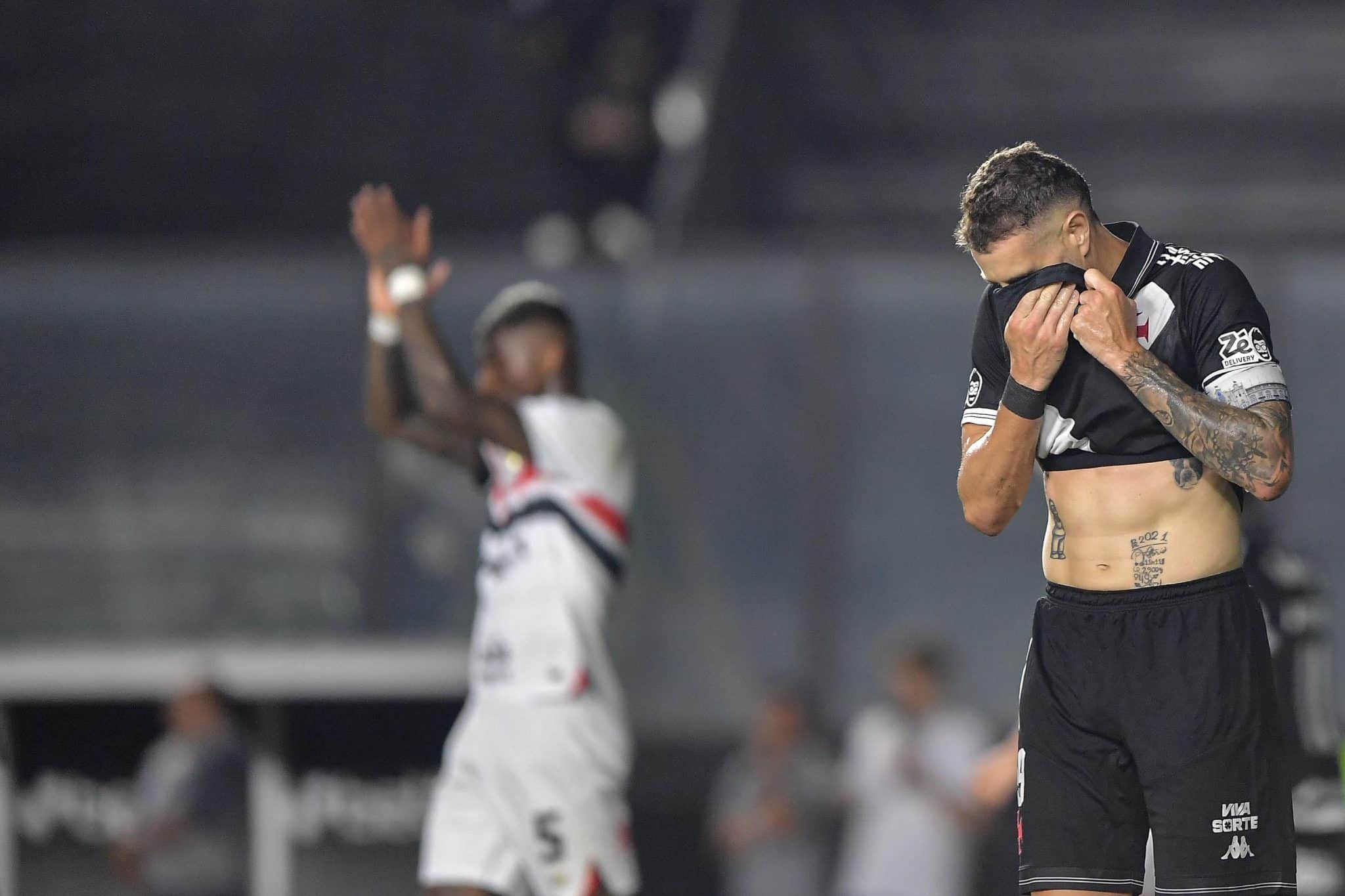 Vegetti lamenta durante derrota do Vasco para o S&atilde;o Paulo (Foto: Thiago Ribeiro/ Agif/Gazeta Press)