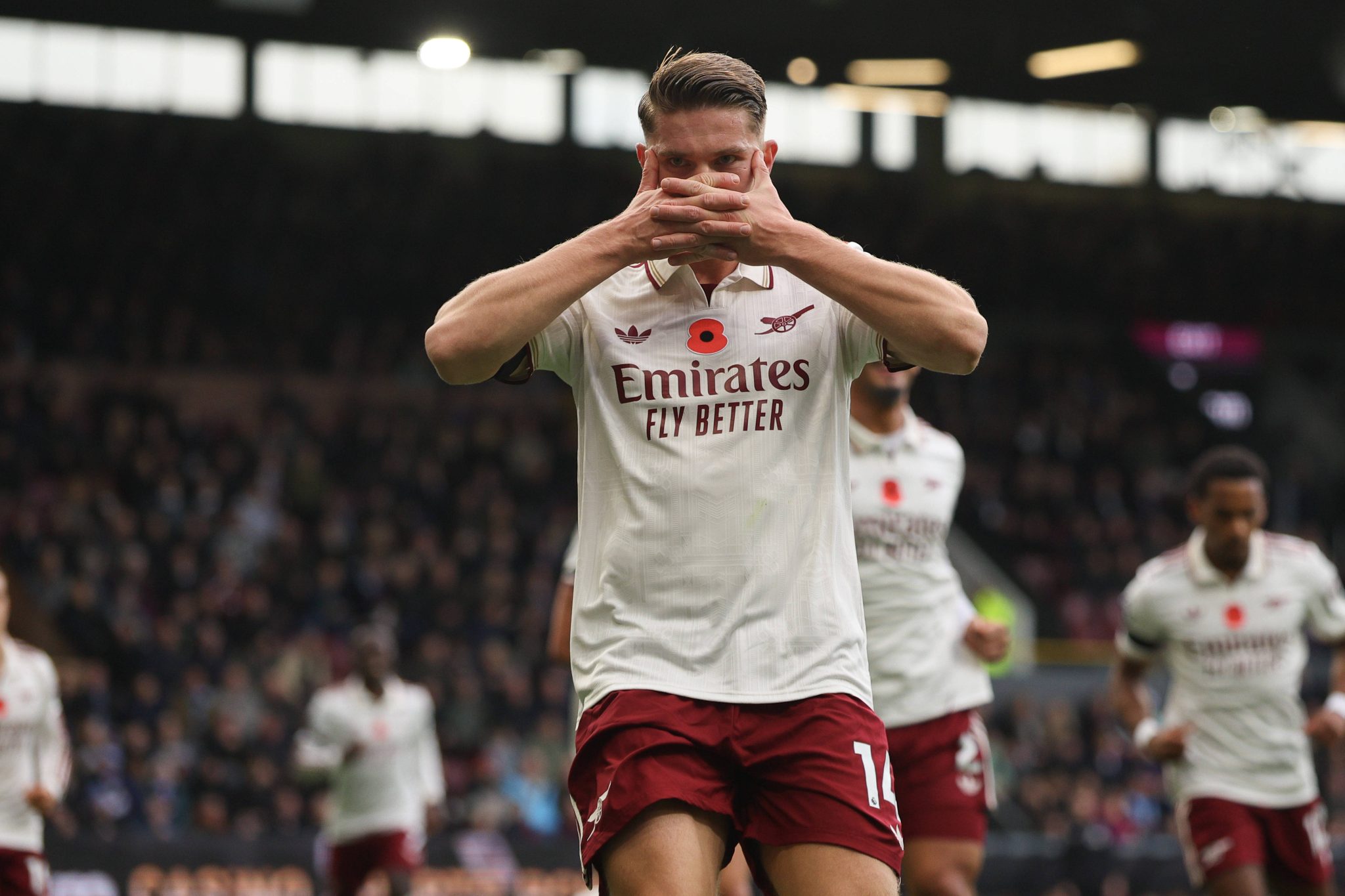 Todos sabem, mas ningu&eacute;m consegue parar: Especialidade do Arsenal faz diferen&ccedil;a contra Burnley