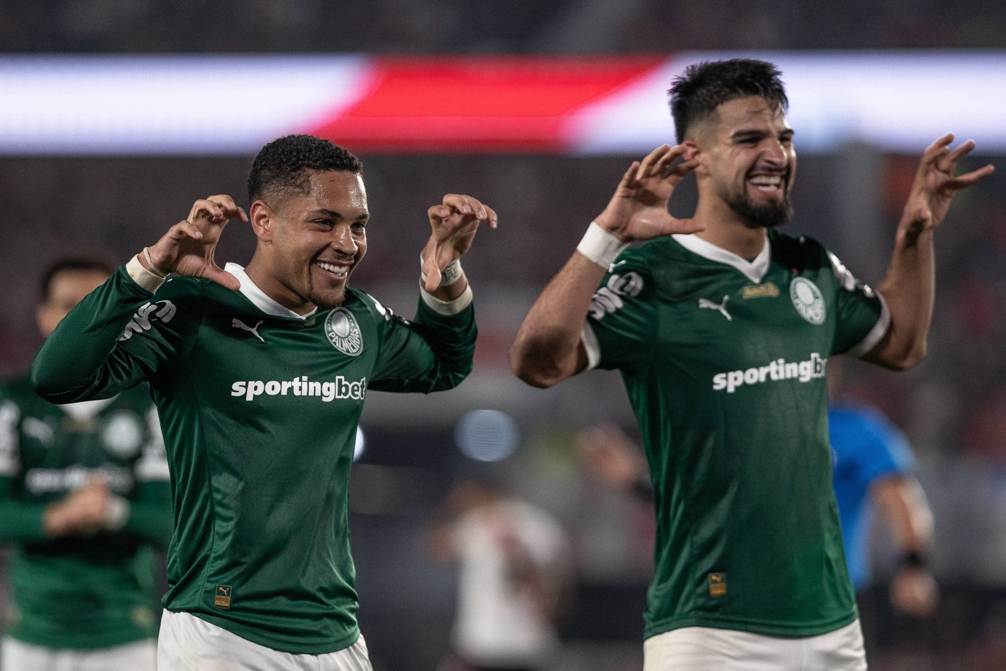 Vitor Roque e Flaco comemoram gol do Palmeiras