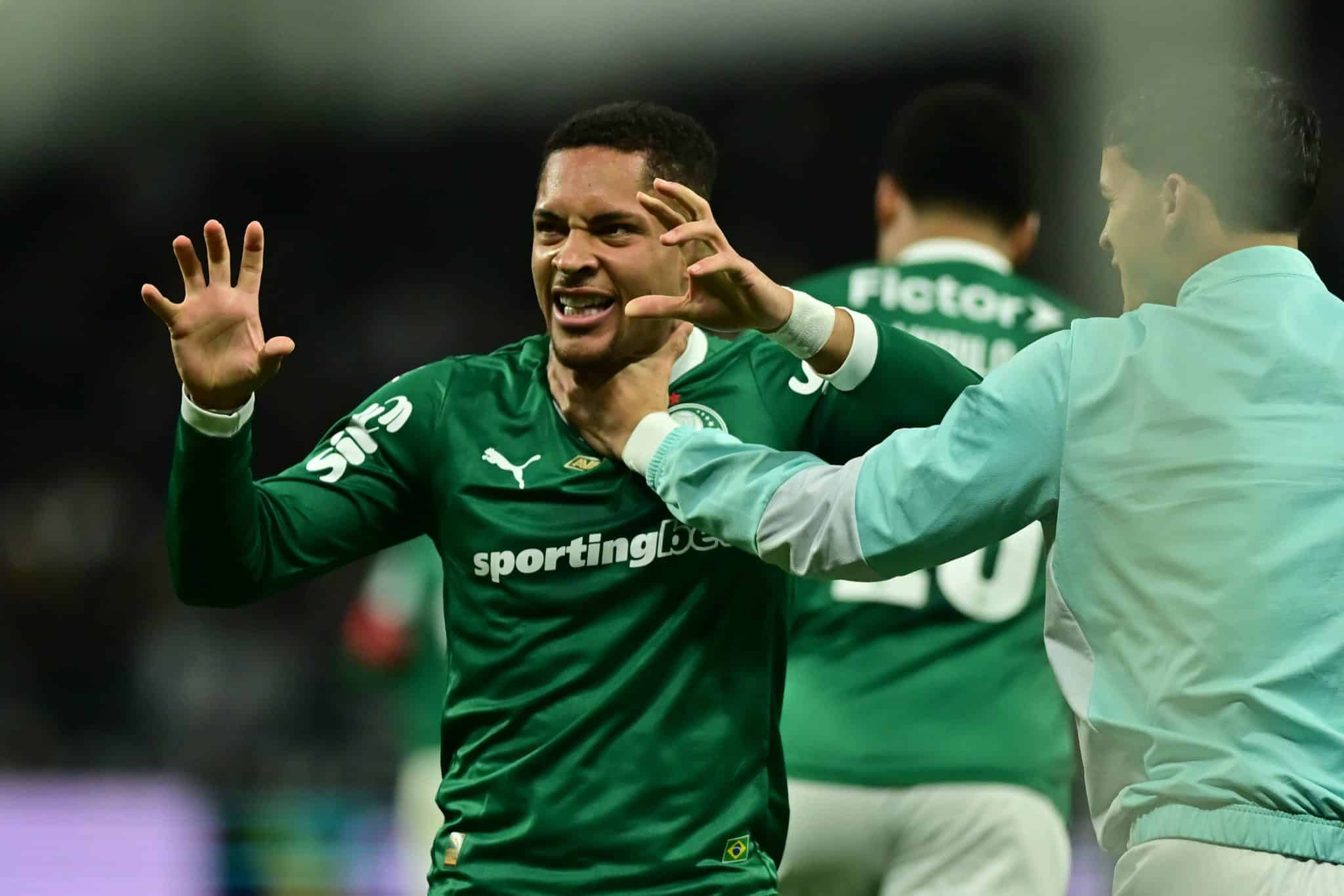 Vitor Roque celebra gol pelo Palmeiras 