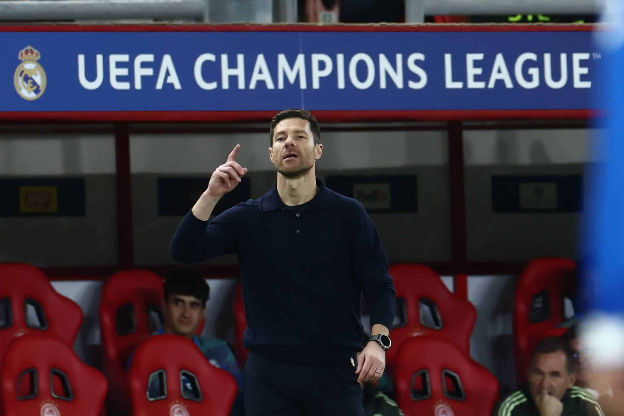 Xabi Alonso durante Olympiacos 3 x 4 Real Madrid