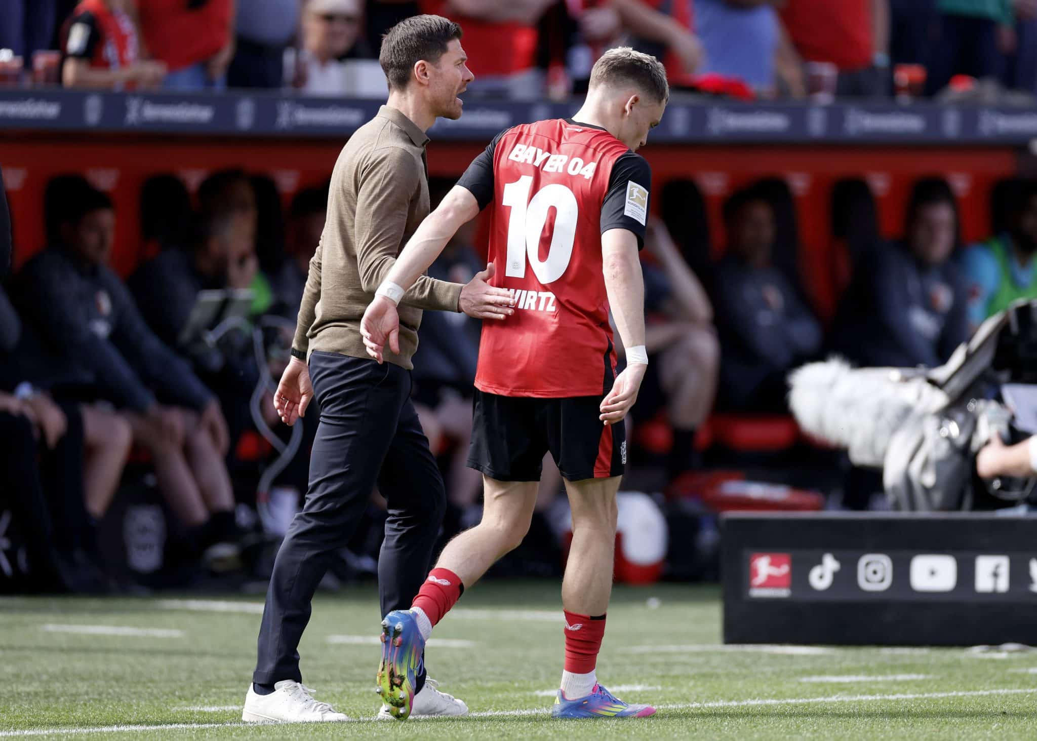 Xabi Alonso e Wirtz em jogo do Bayer Leverkusen