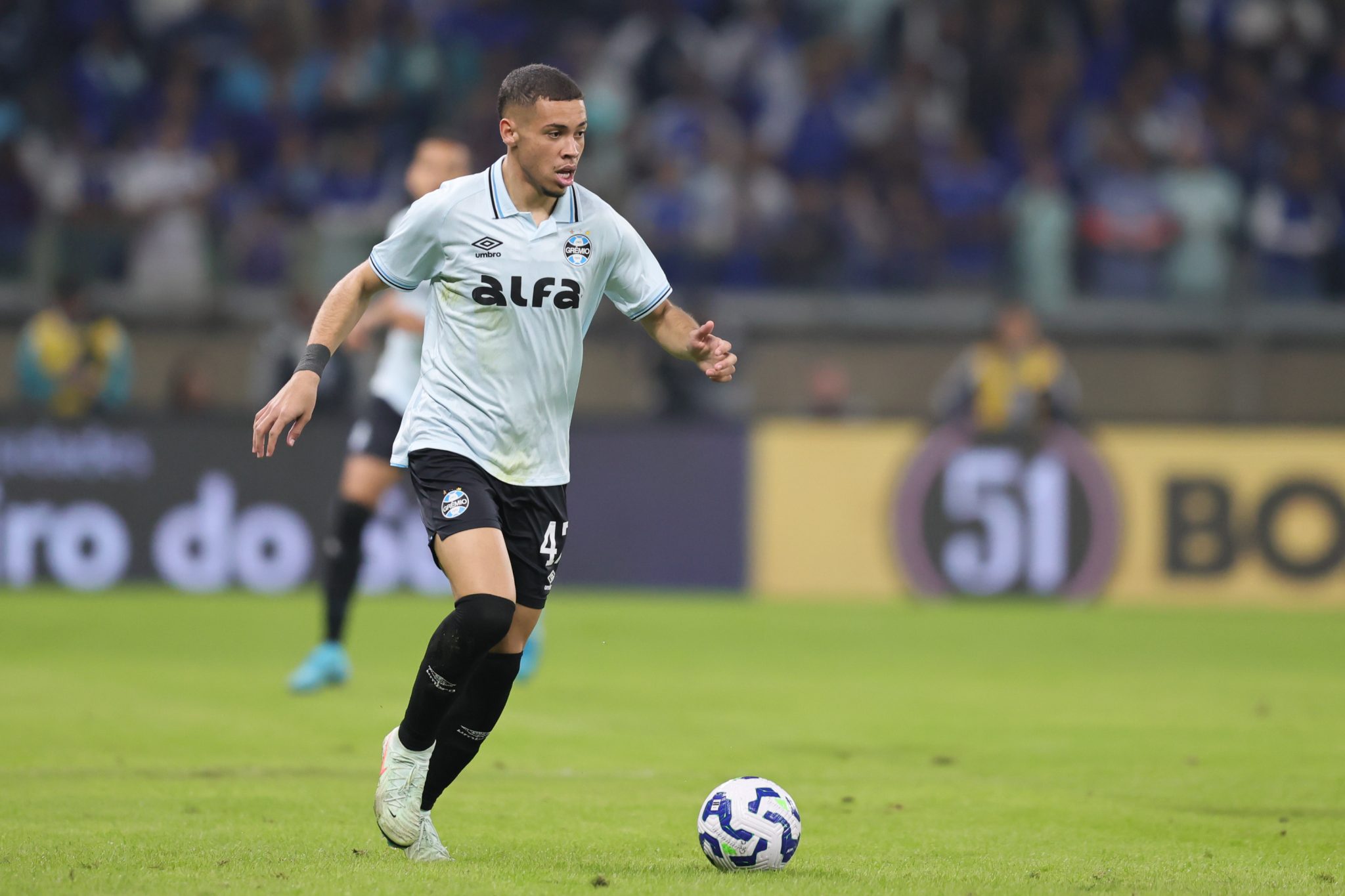 Gr&ecirc;mio fecha bom neg&oacute;cio com clube da Premier League, mas venda pode ser ruim para promessa