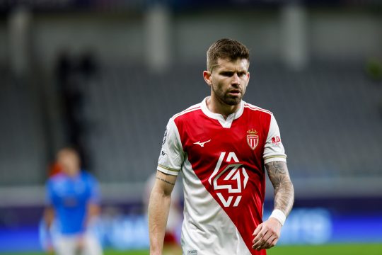 Premier League faz consulta por lateral da Sele&ccedil;&atilde;o, mas sonho da Copa esfria investida