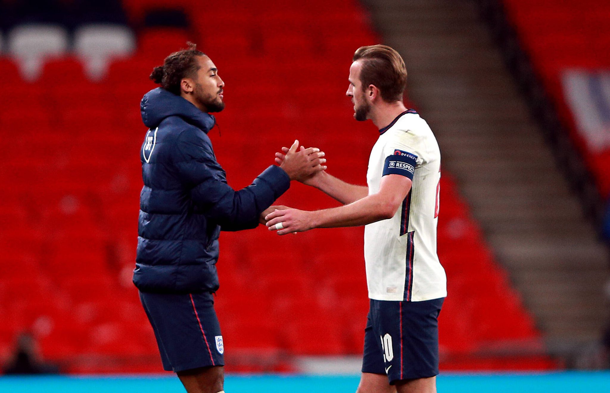 Calvert-Lewin e Harry Kane se cumprimentam na Inglaterra