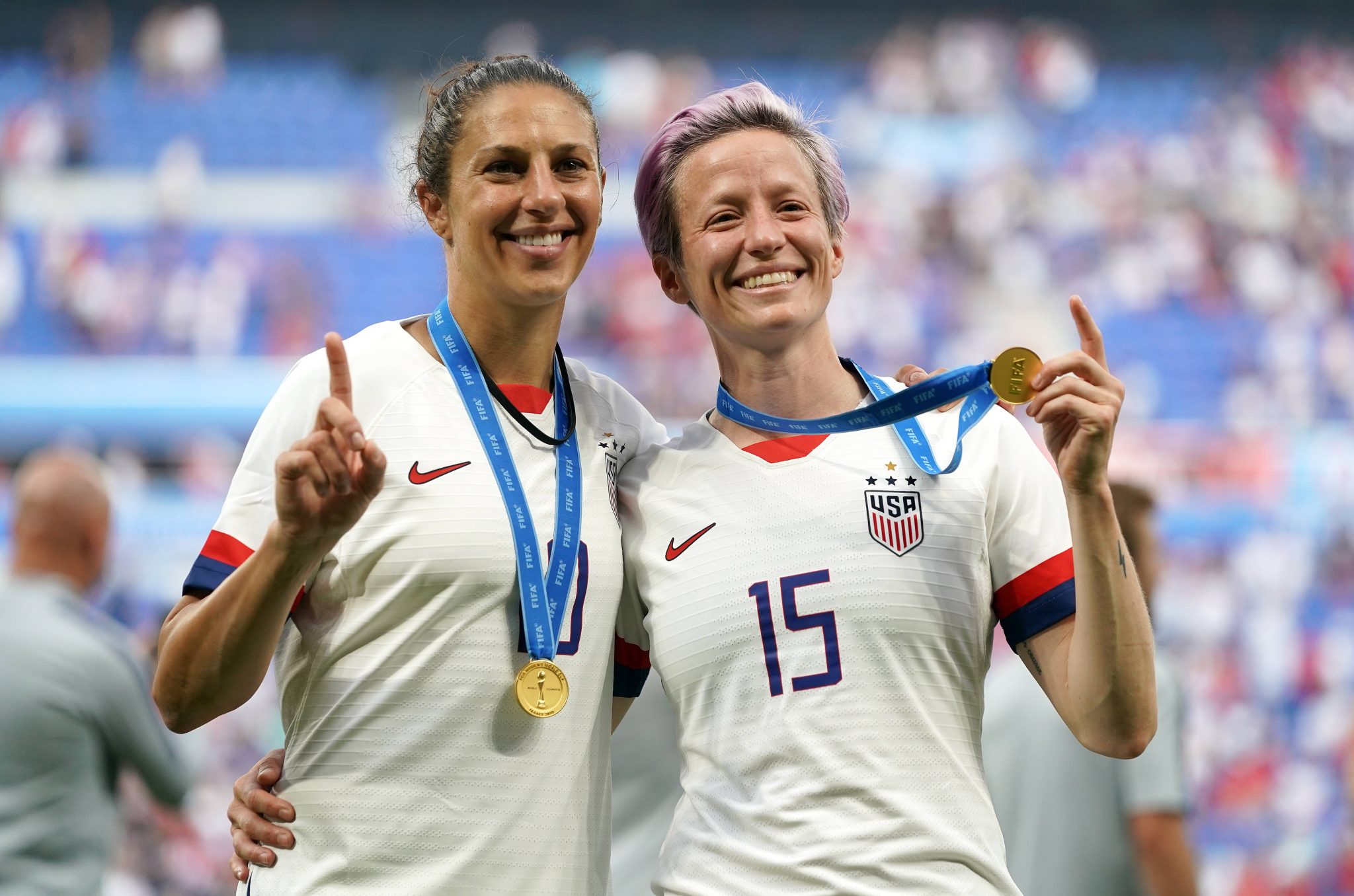 Carli Lloyd e Megan Rapinoe, dos EUA, com medalha ol&iacute;mpica