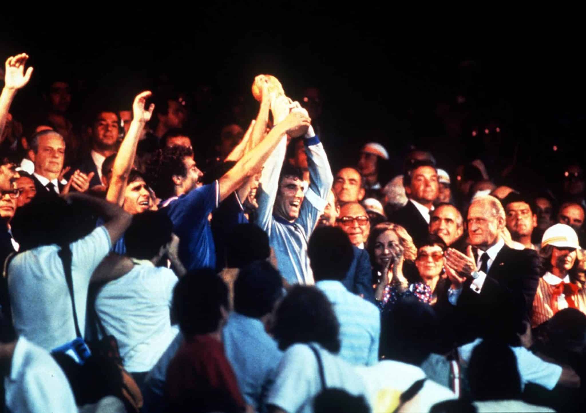Dino Zoff, goleiro It&aacute;lia, levanta a ta&ccedil;a da Copa do Mundo de1982