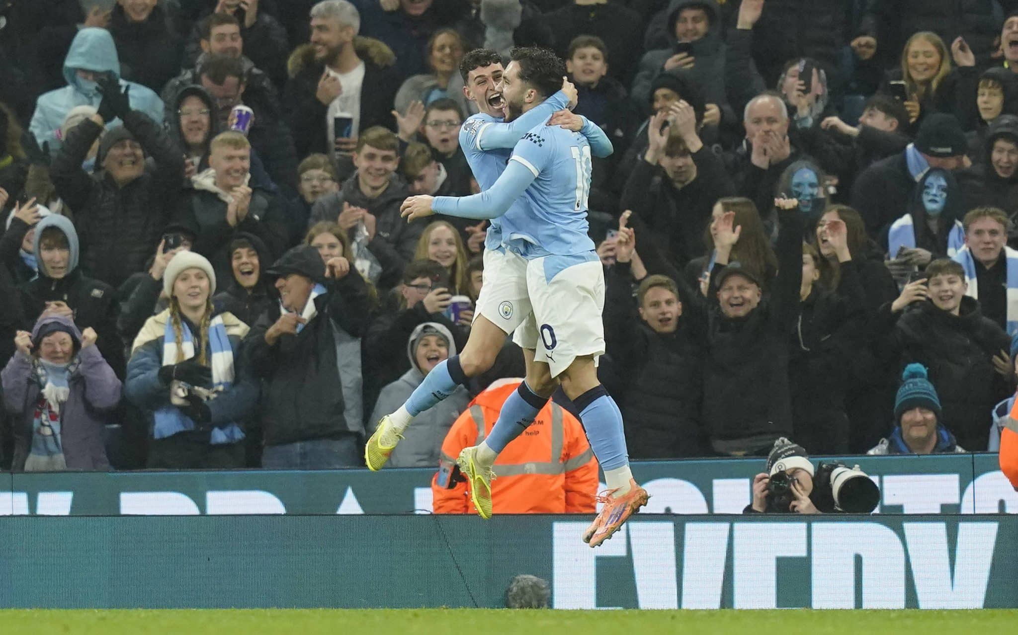 Foden e Cherki celebram gol do Manchester City