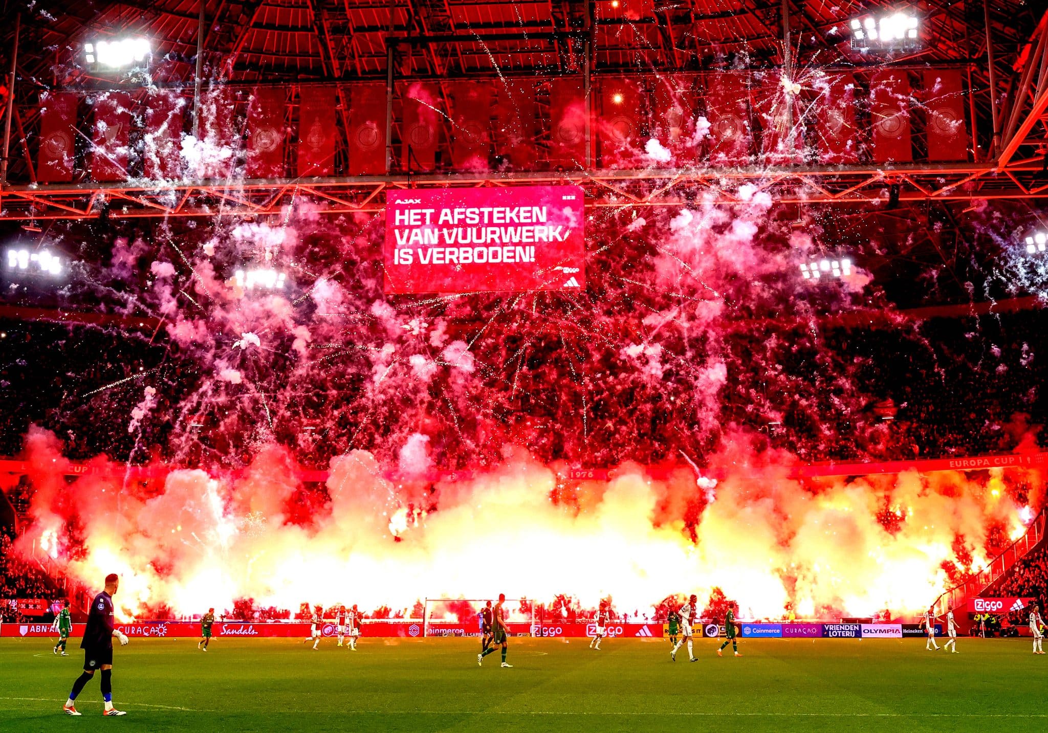Fogos de artif&iacute;cio de torcedores do Ajax impediram a realiza&ccedil;&atilde;o do jogo no domingo