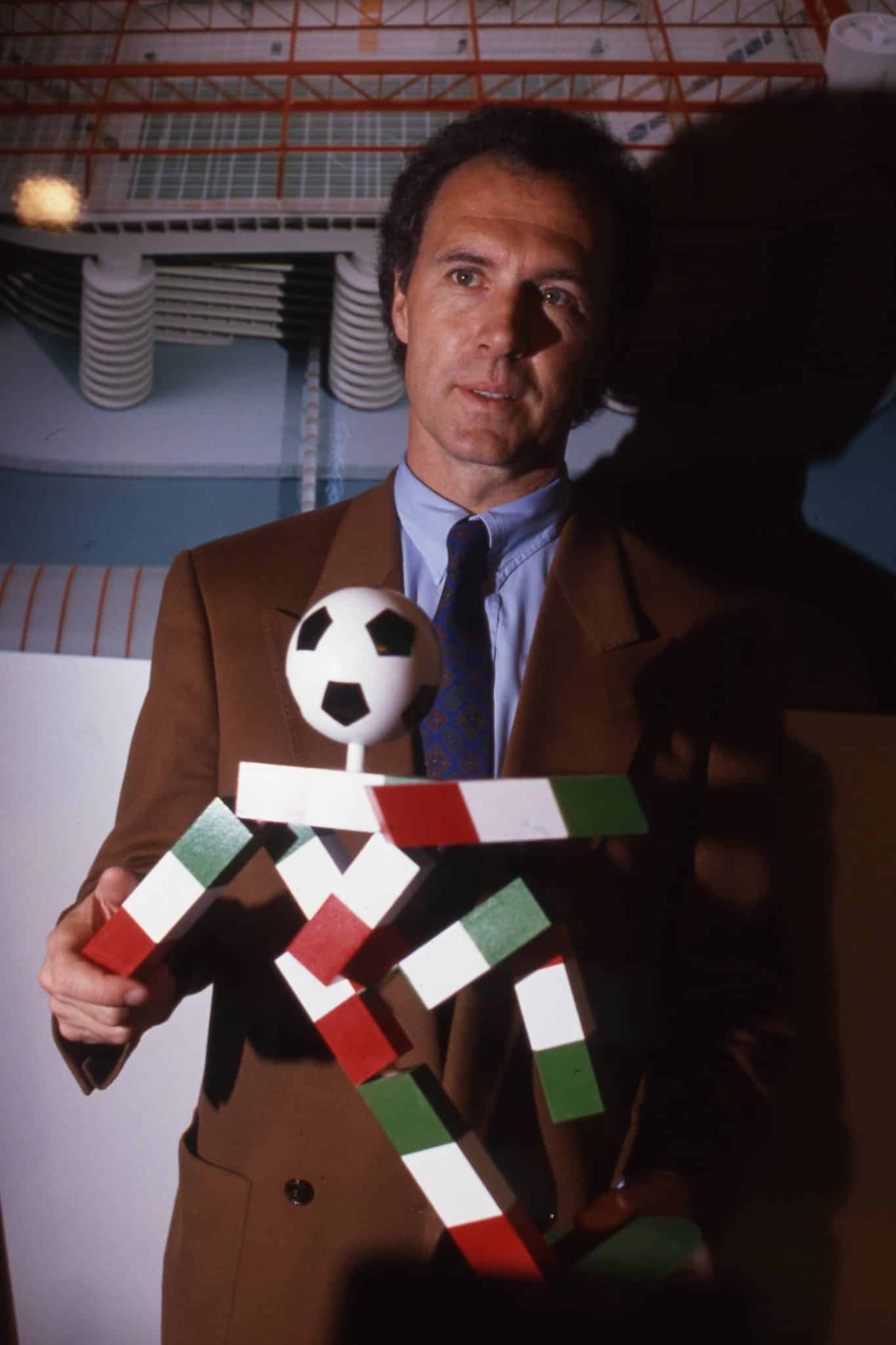 Franz Beckenbauer com o mascote Ciao. &Iacute;dolo alem&atilde;o conduziu a Alemanha Ocidental ao t&iacute;tulo da Copa de 1990