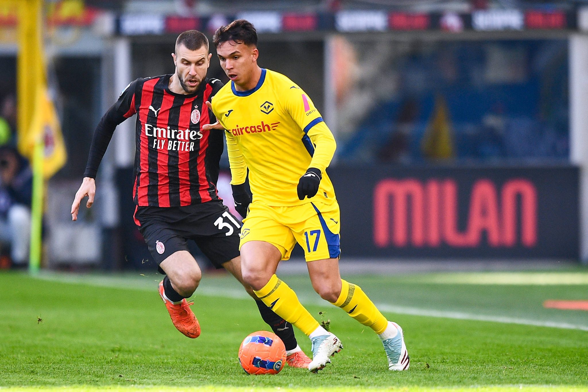 Giovane, atacante do Hellas Verona, em jogo contra o Milan