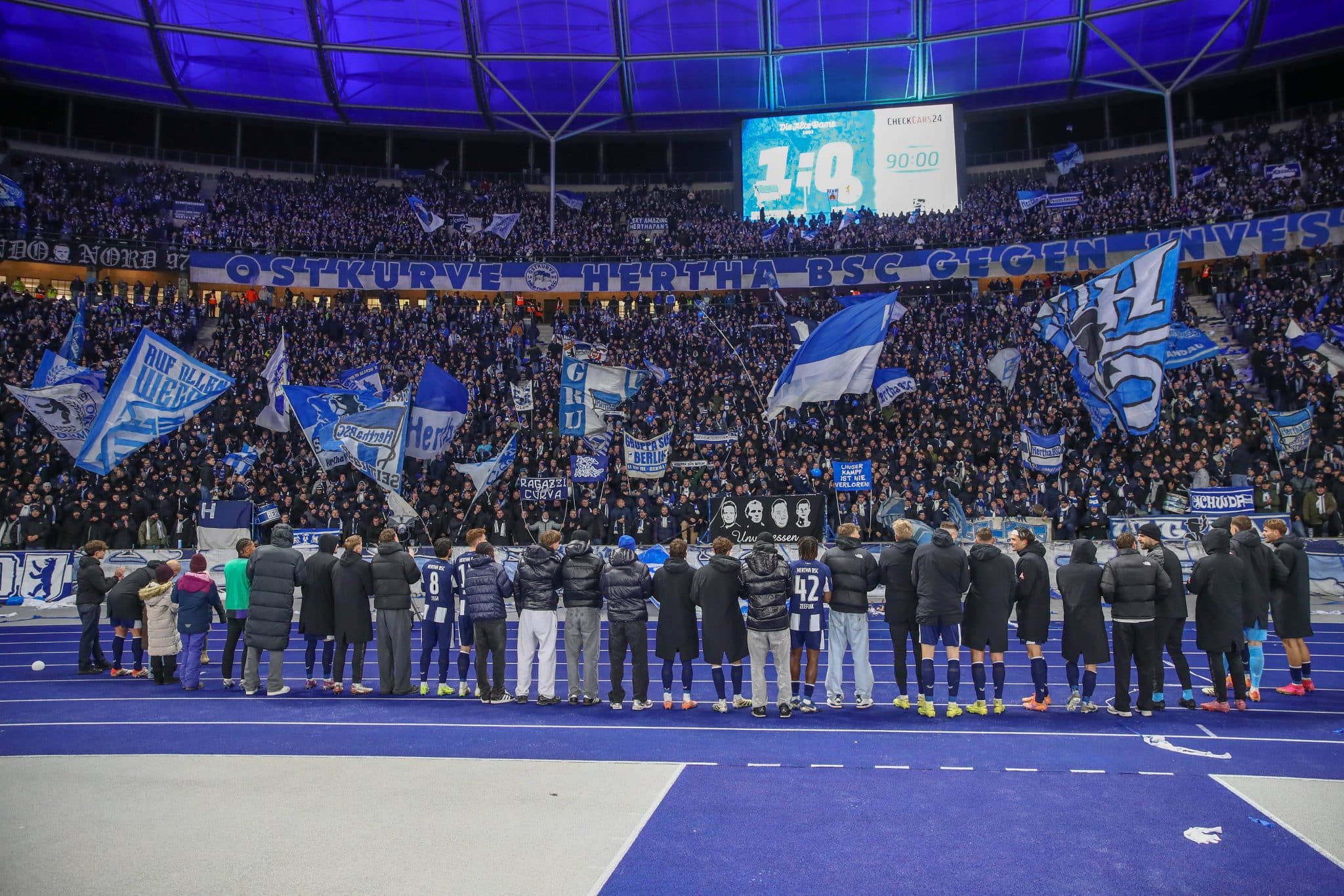 Jogadores do Hertha celebram vit&oacute;ria sobre o Braunschweig com torcedores