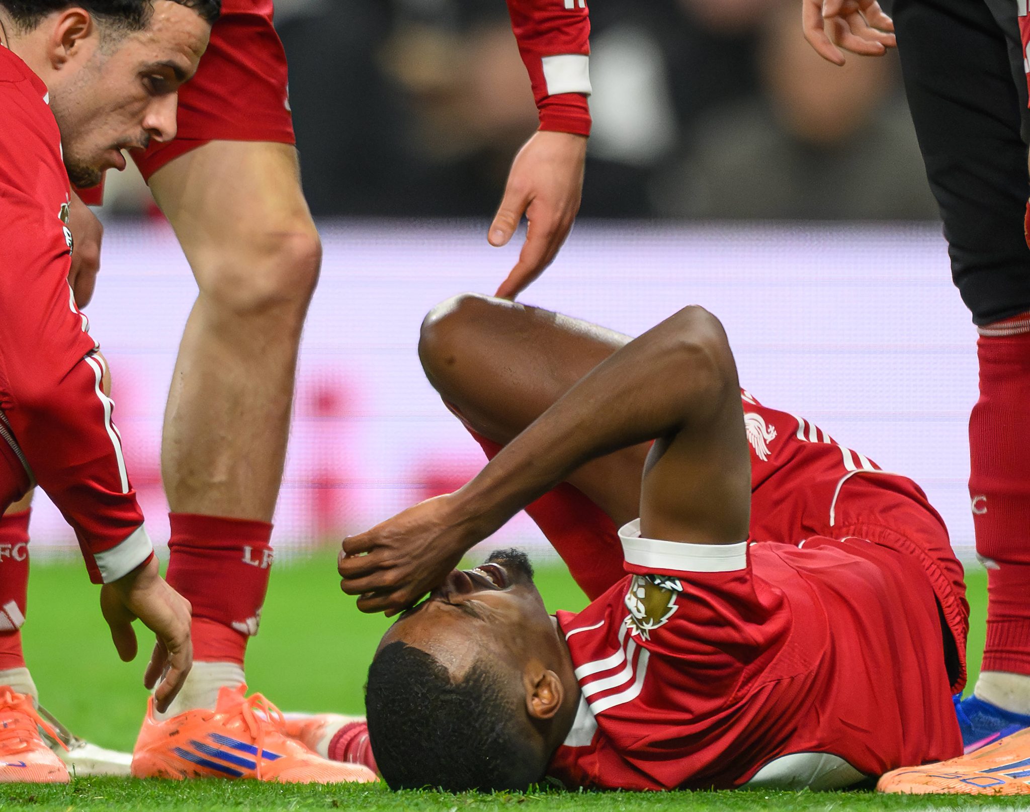 Isak deixa Tottenham x Liverpool lesionado