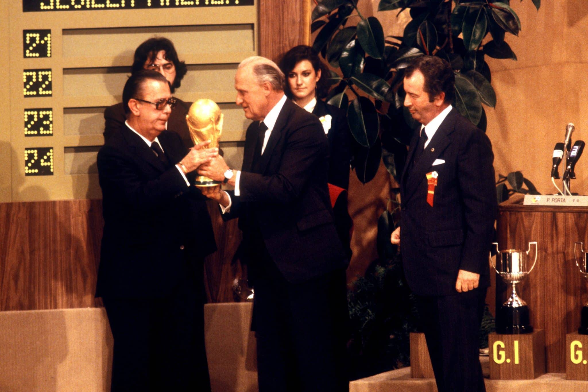 Como o sorteio da Copa do Mundo de 1982 foi desastroso e fez a Fifa &lsquo;aprender a li&ccedil;&atilde;o&rsquo;