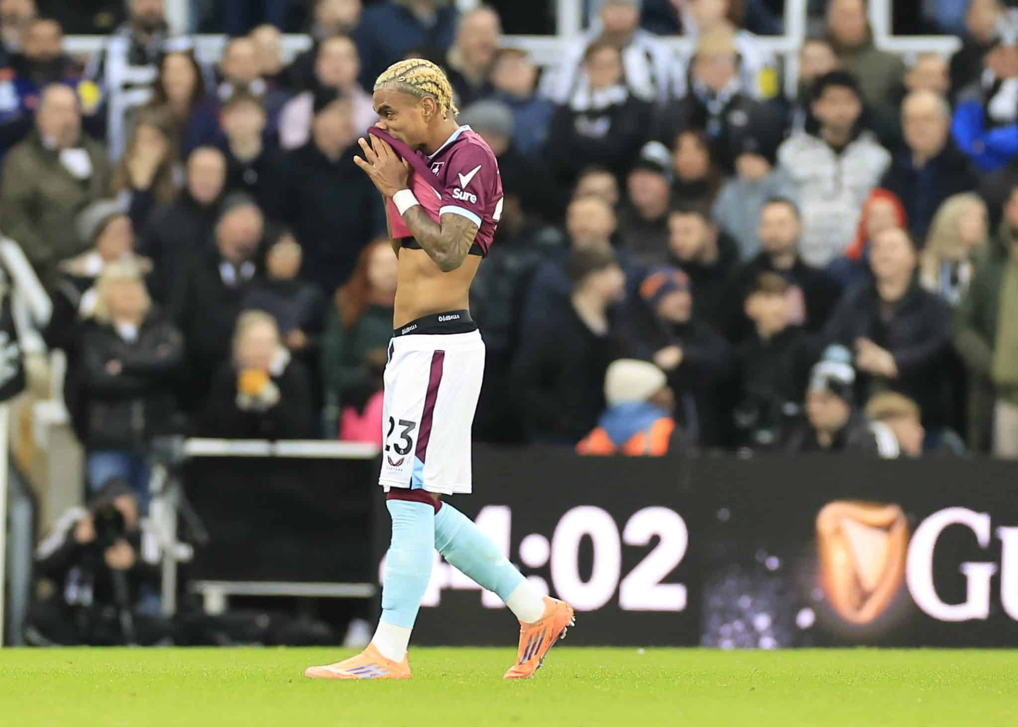 Lucas Pires &eacute; expulso em Newcastle x Burnley